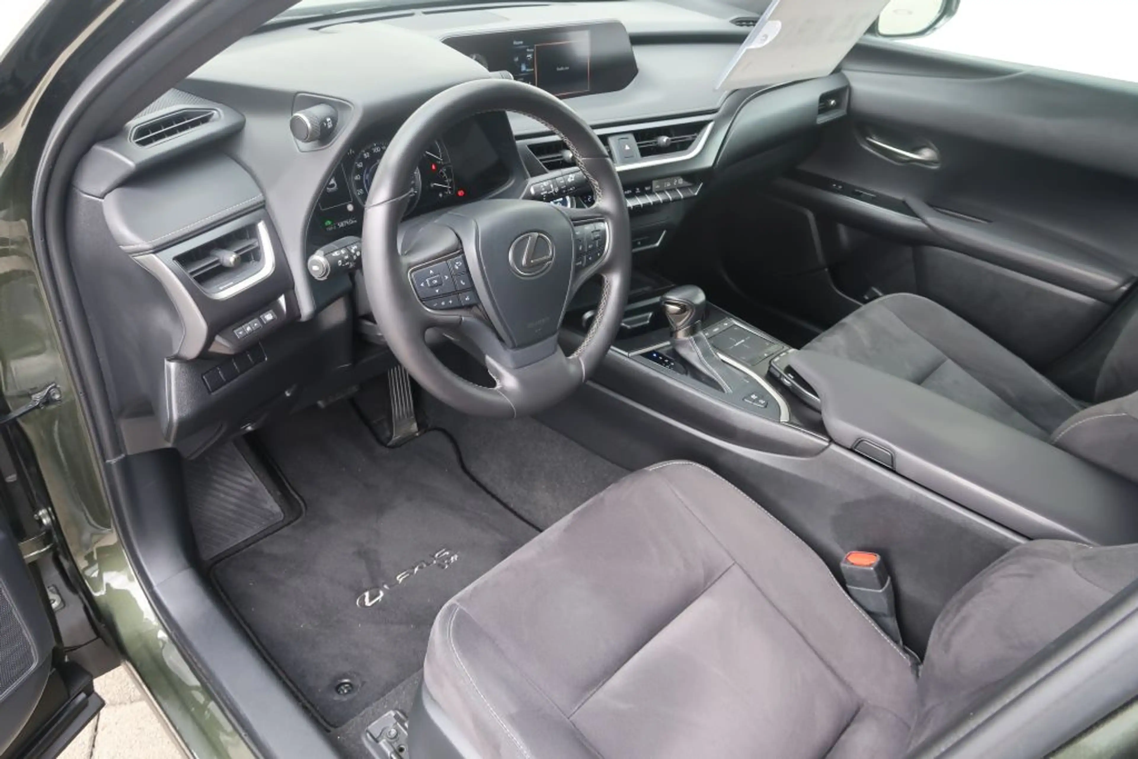 Lexus UX 250h Style Edition — photo 10