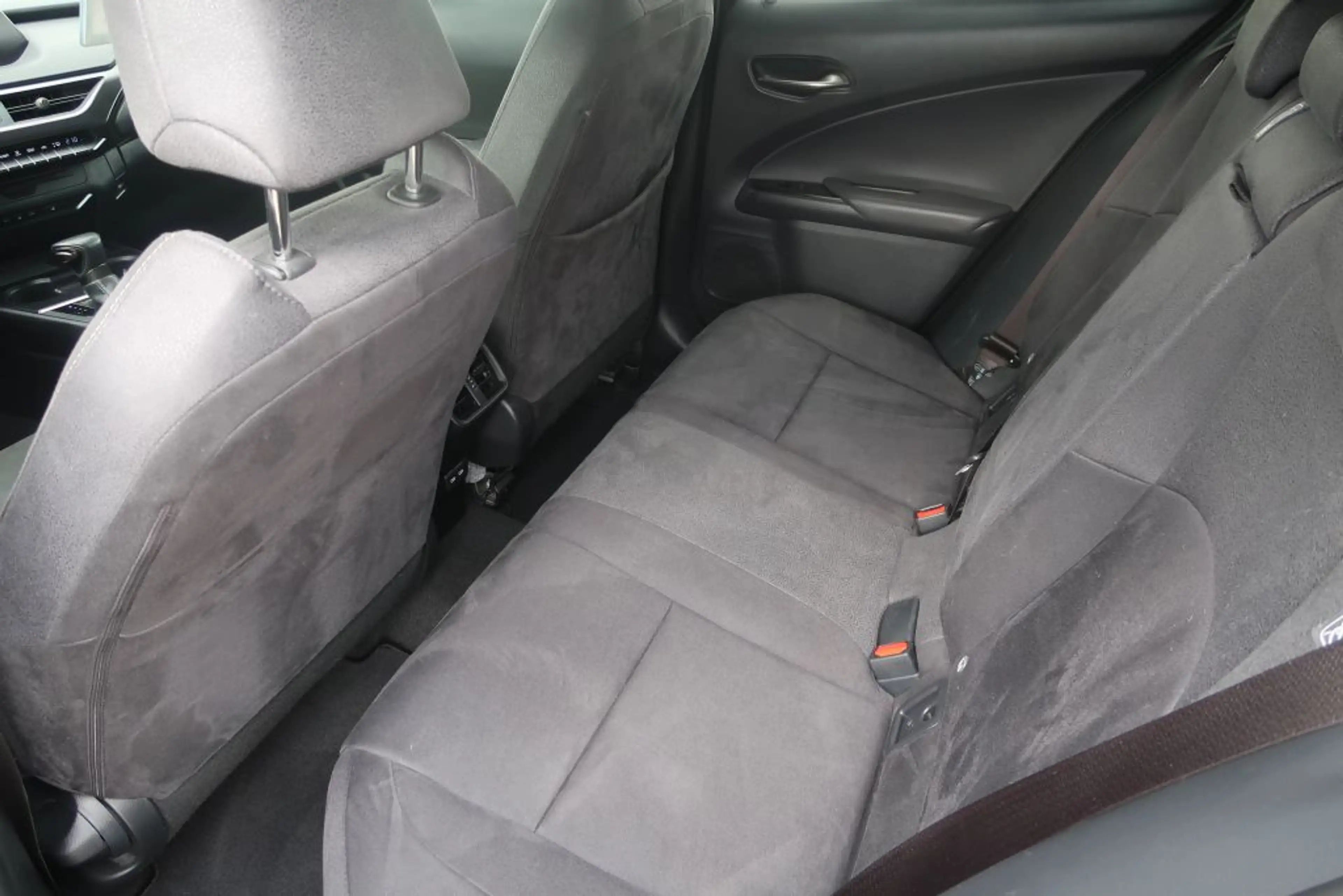 Lexus UX 250h Style Edition — photo 11