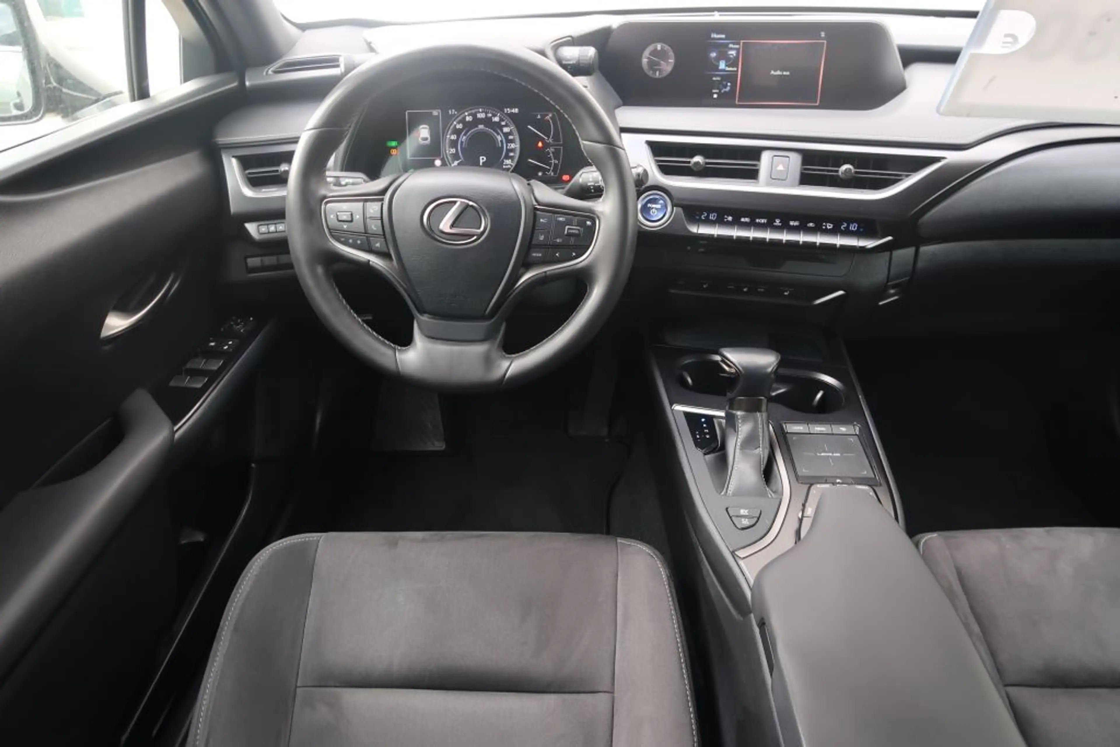 Lexus UX 250h Style Edition — photo 13