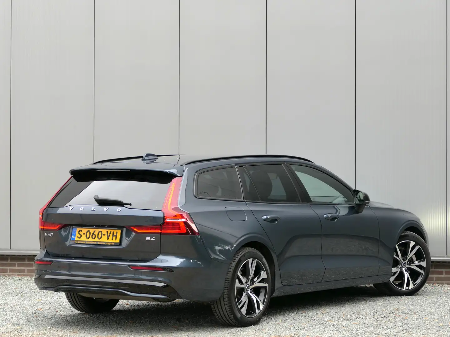 Volvo V60 B4 AUT Plus Dark 12 MND garantie Leer / Trekhaak / Blauw - 2