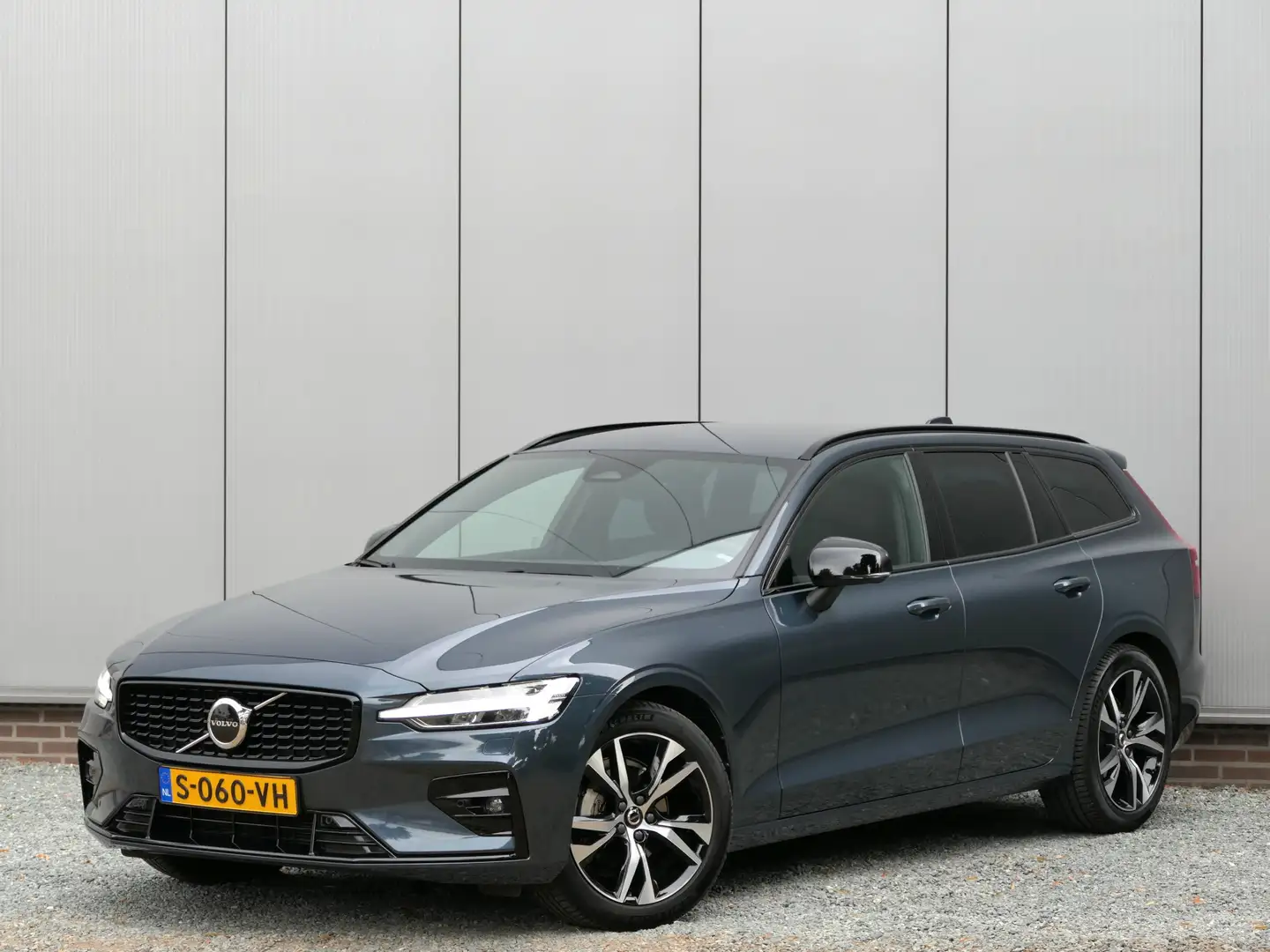 Volvo V60 B4 AUT Plus Dark 12 MND garantie Leer / Trekhaak / Blauw - 1