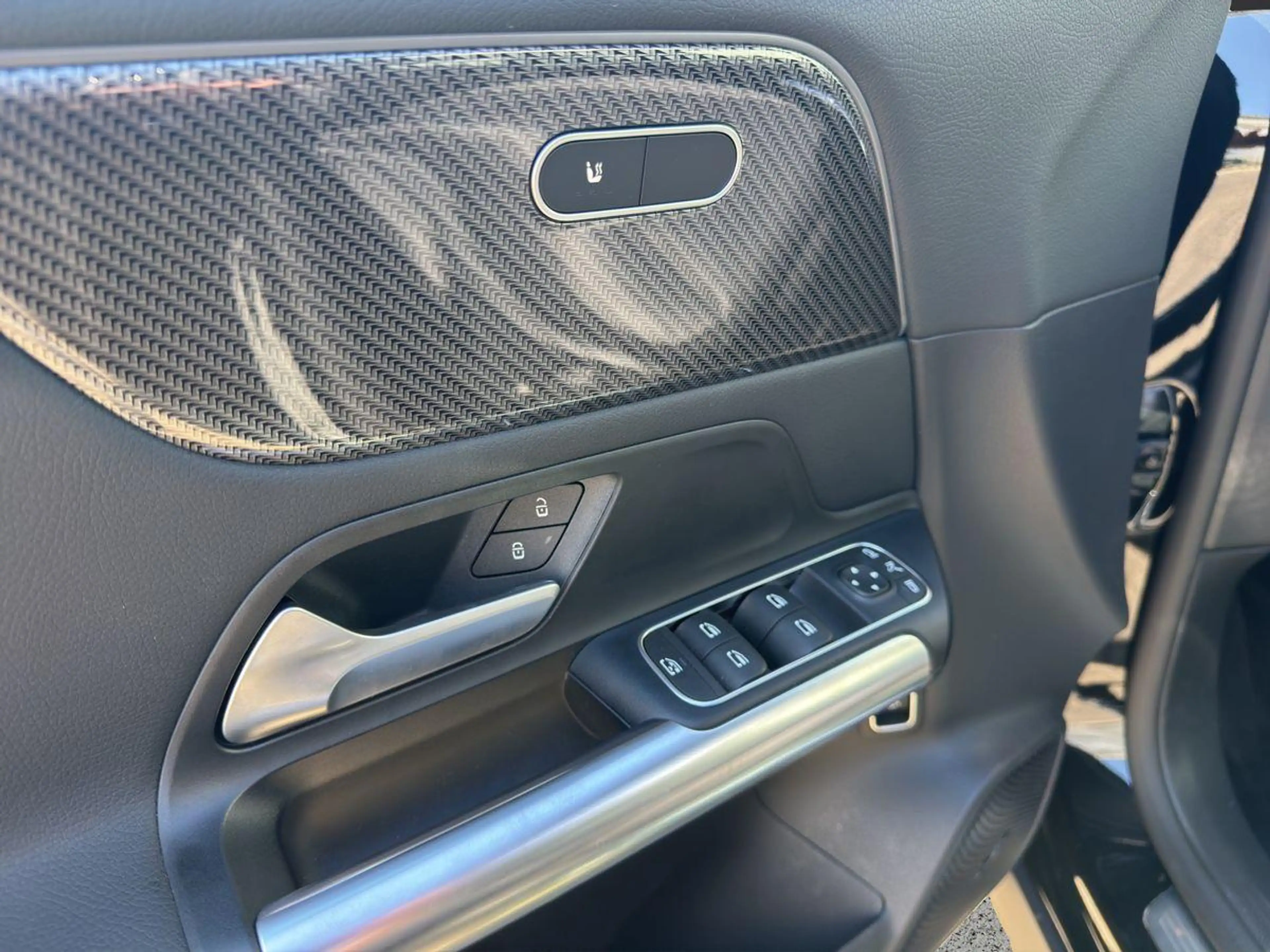 Mercedes-Benz GLA 220 4Matic AMG Line Advanced+ Pano Leder 360 — photo 11