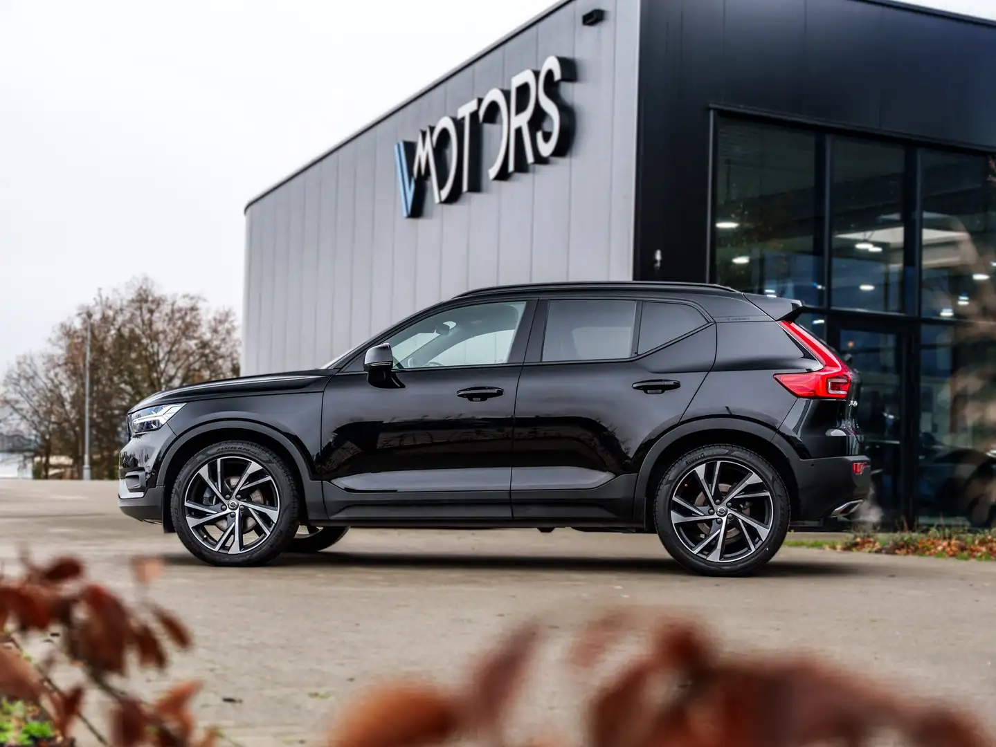 Volvo XC40 T5 AWD Geartronic R-Design - H&K - Pano - ACC - Schwarz - 2
