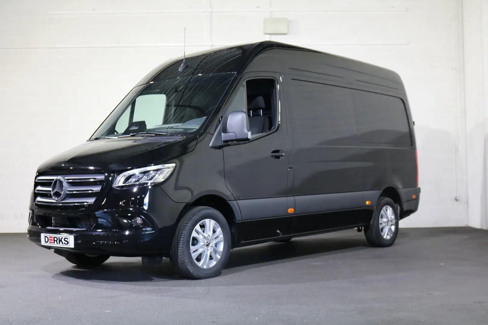Mercedes-Benz Sprinter 319 CDI L2 H2 Airco Navigatie 3.5T Trekhaak 360 gr Zwart - 1