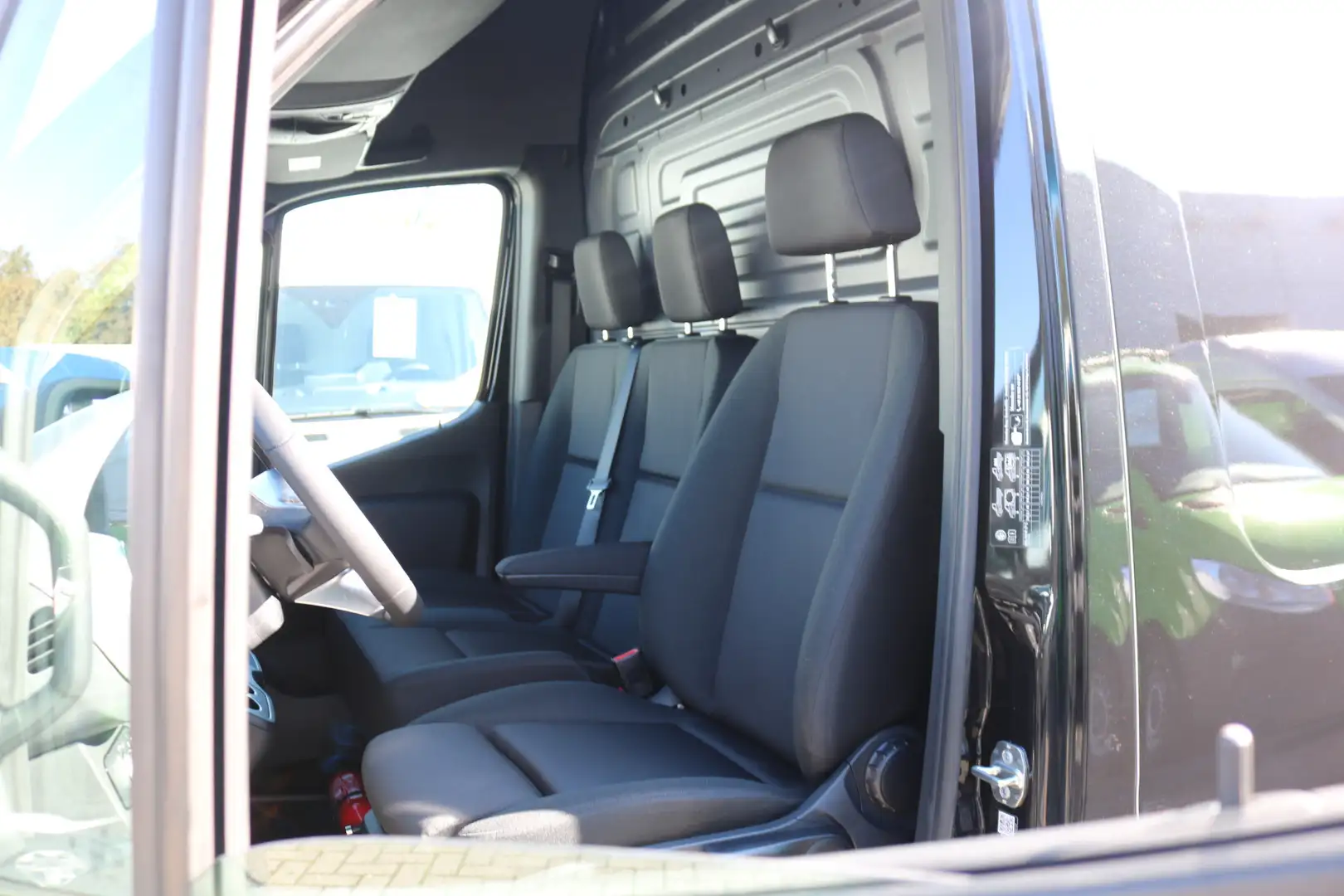 Mercedes-Benz Sprinter 319 CDI L2 H2 Airco Navigatie 3.5T Trekhaak 360 gr Zwart - 2