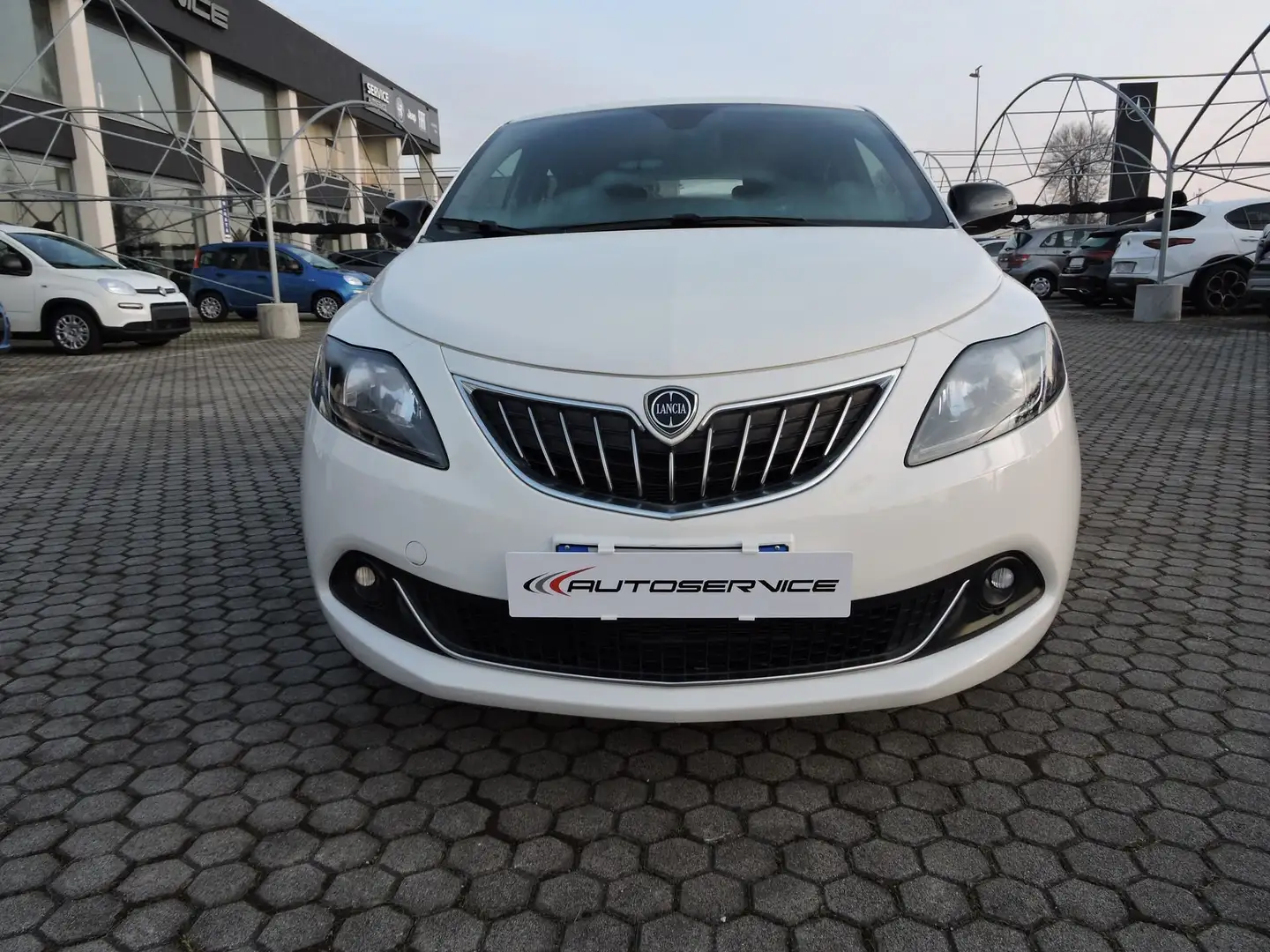 Lancia Ypsilon Ypsilon 1.0 FireFly 5 porte S&S Hybrid Platino Bianco - 2
