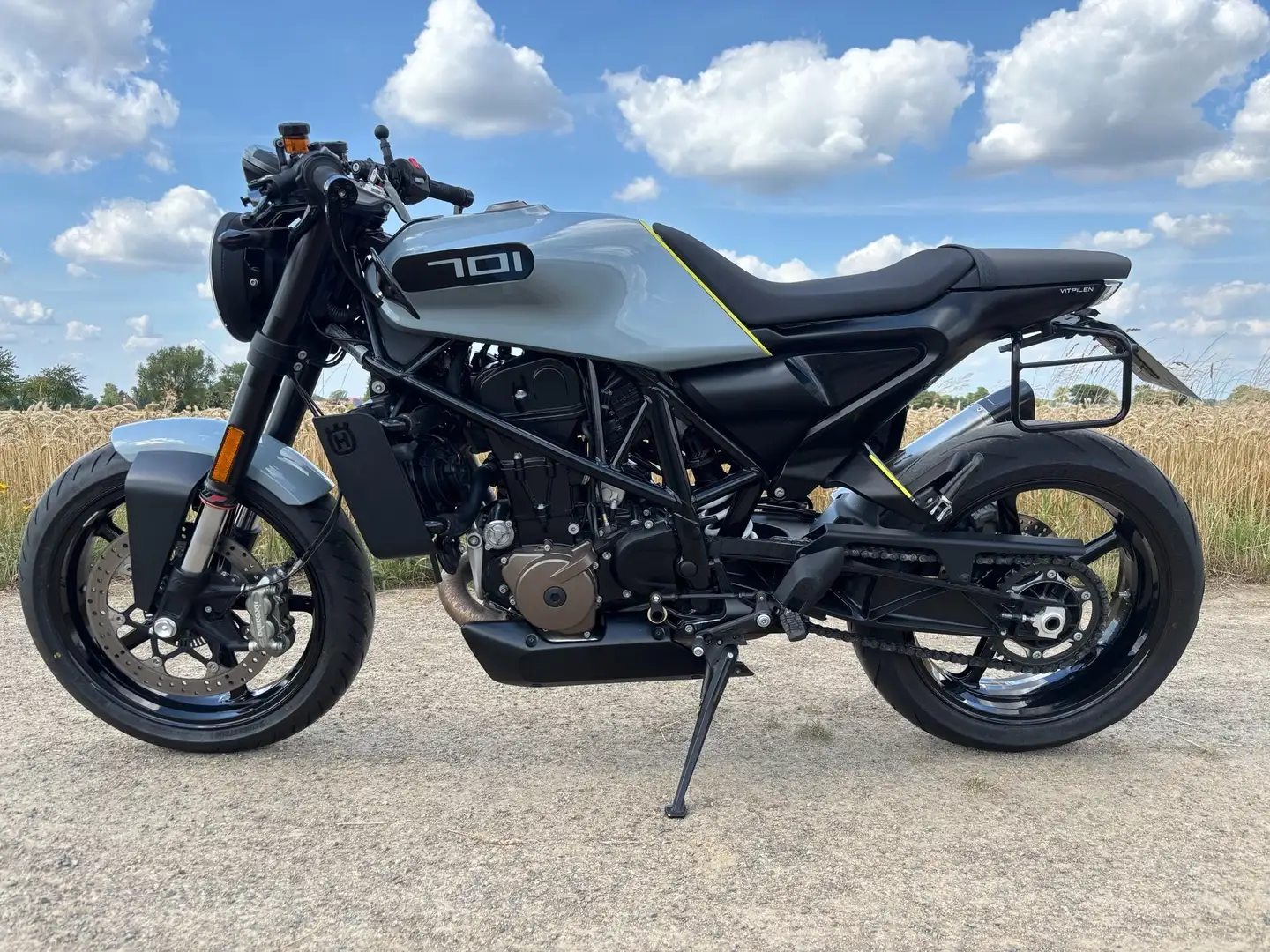 Husqvarna Vitpilen 701  -  TÜV, Service u. Vorderreifen NEU Grau - 2