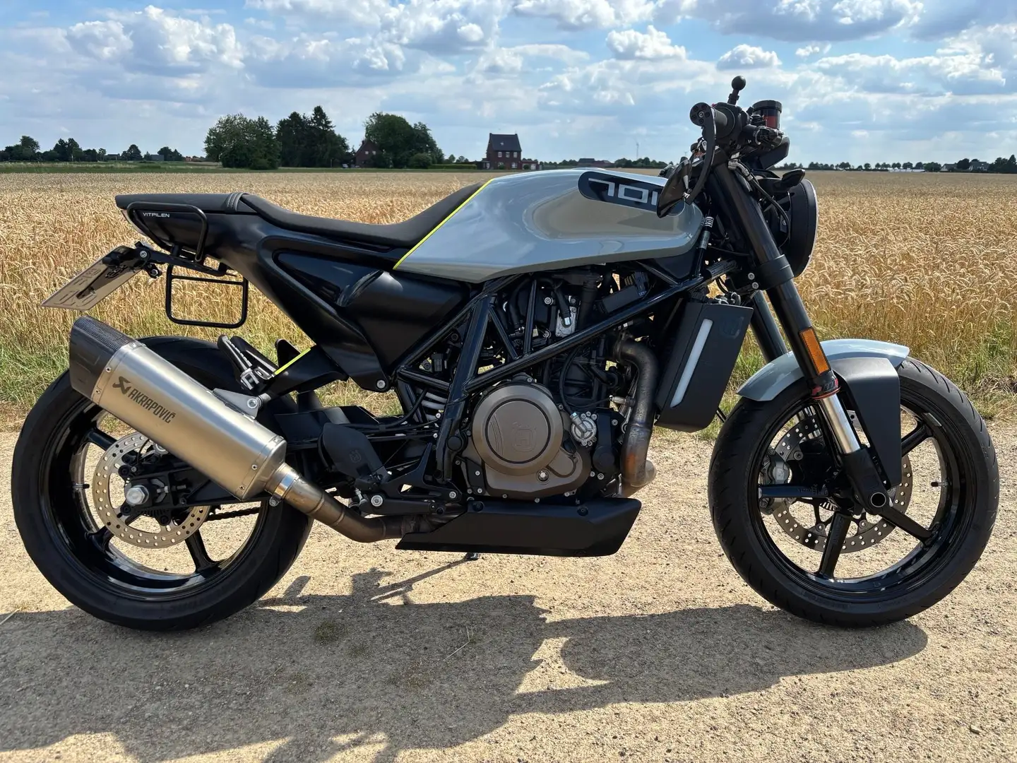 Husqvarna Vitpilen 701  -  TÜV, Service u. Vorderreifen NEU Grau - 1