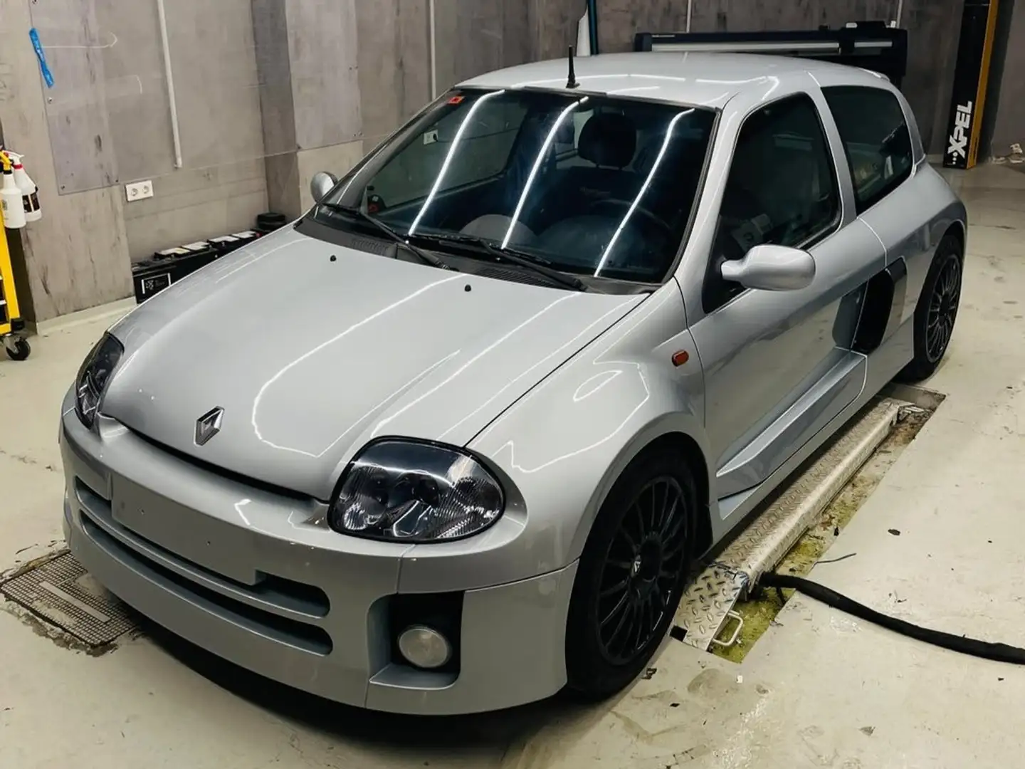 Renault Clio 3.0 V6 Sport Gris - 2