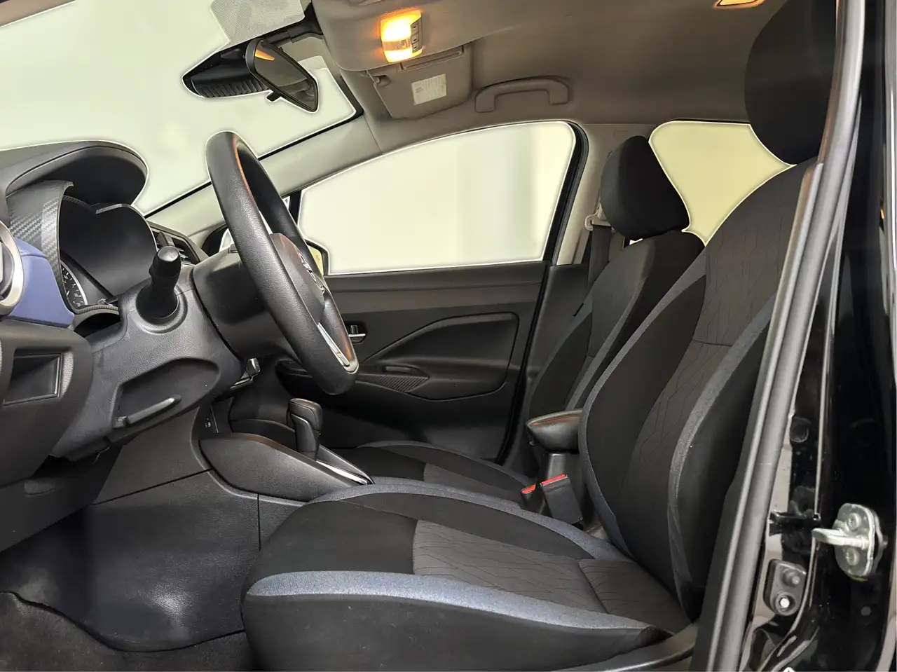 Nissan Versa снимка Nissan Versa