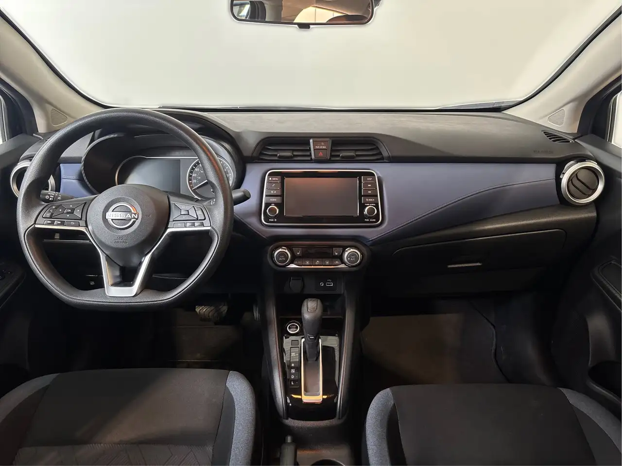 Nissan Versa снимка Nissan Versa