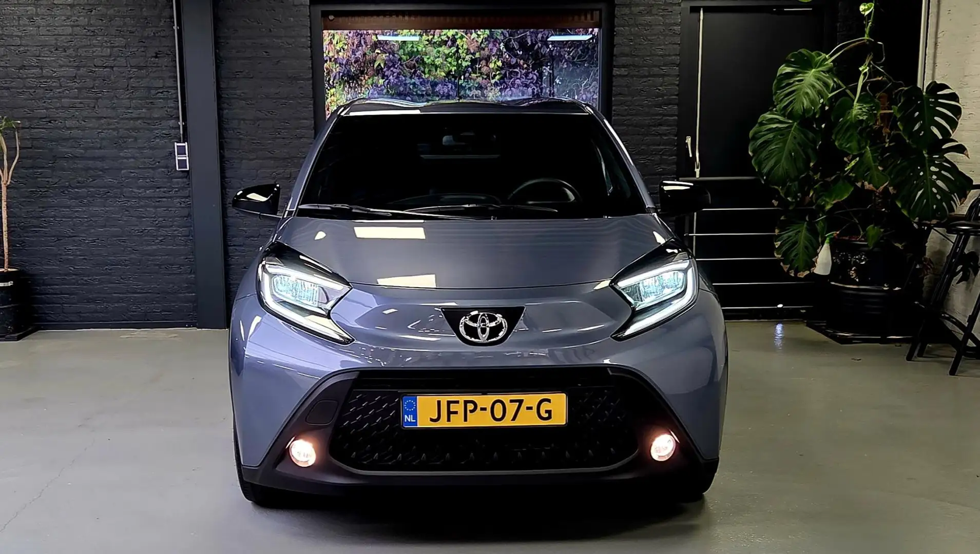 Toyota Aygo X 1.0 VVT-i MT Active, Led , Camera, Stoelverwarming Grigio - 2