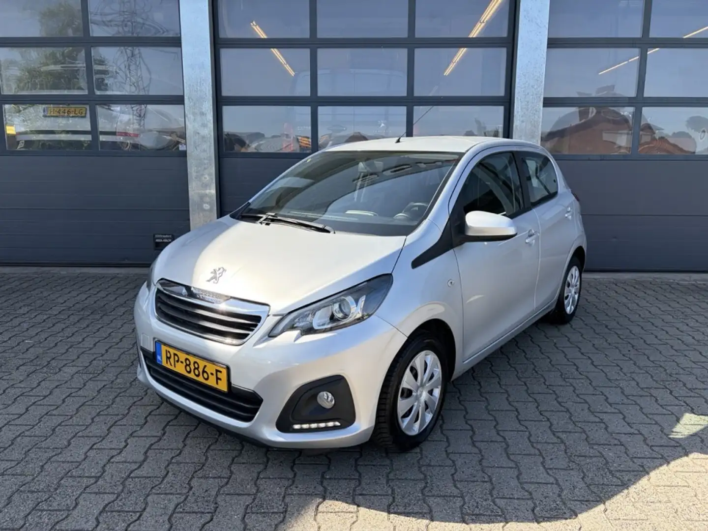 Peugeot 108 1.0 e-VTi 68pk 5D Active Grau - 1