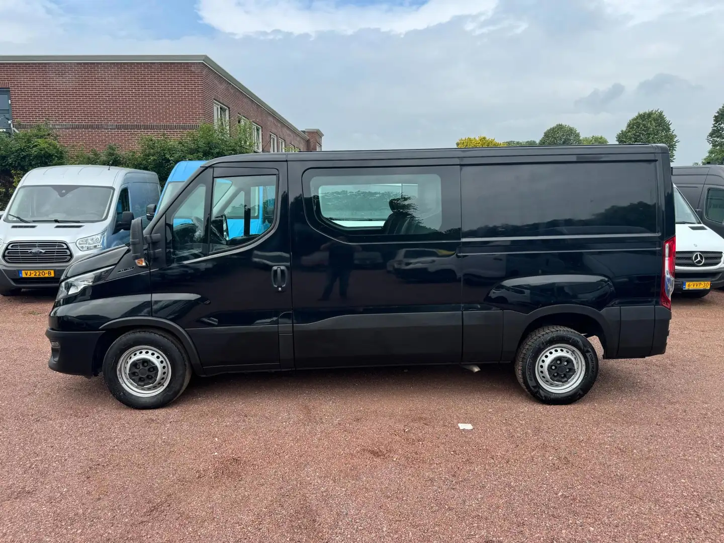 Iveco Daily 35S16V 2.3 L2H1 DC Dubbel Cabine Multi / Crewcab Noir - 2