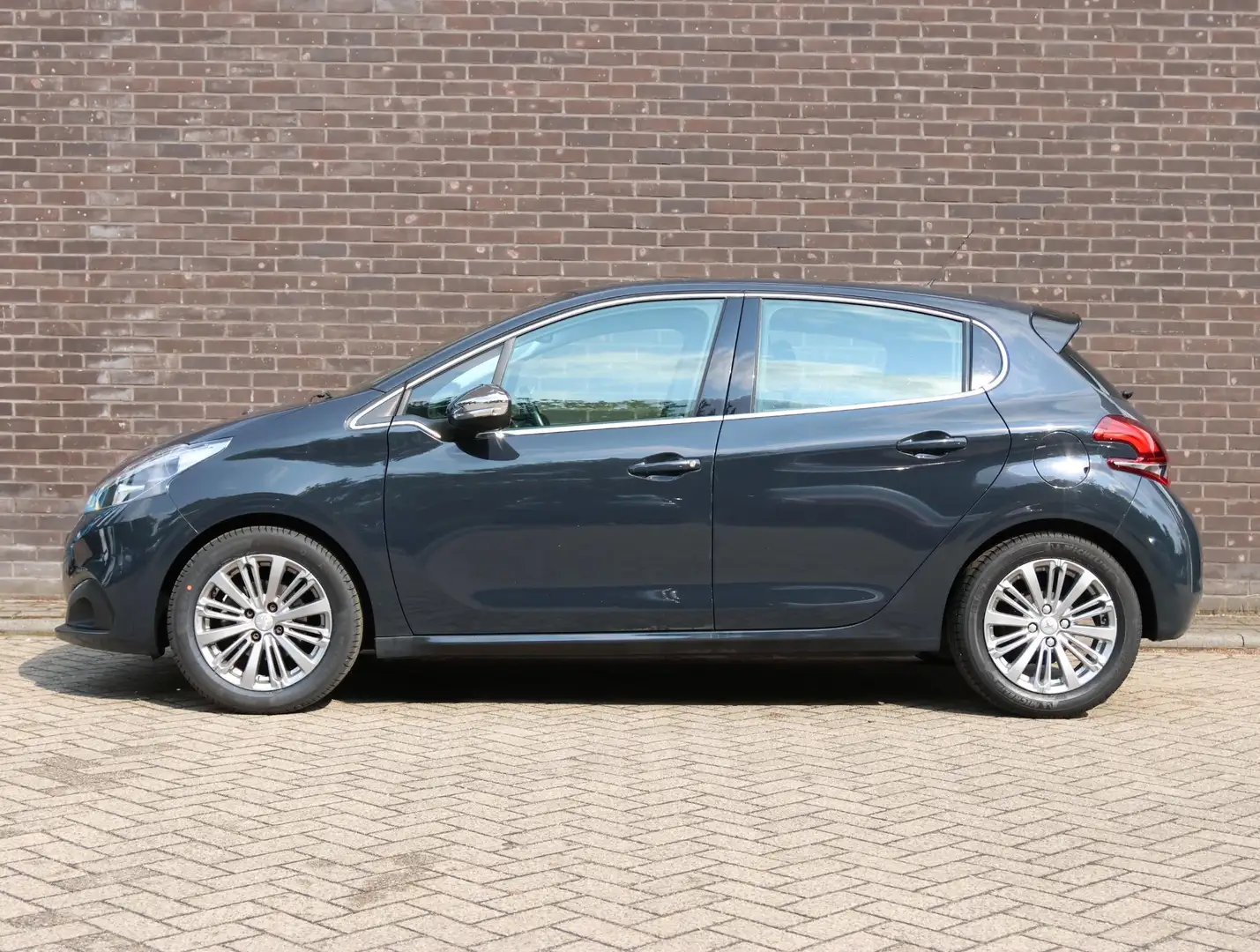 Peugeot 208 Blue Lease Allure 82pk | Navigatie | 16" Lichtmeta Gris - 2