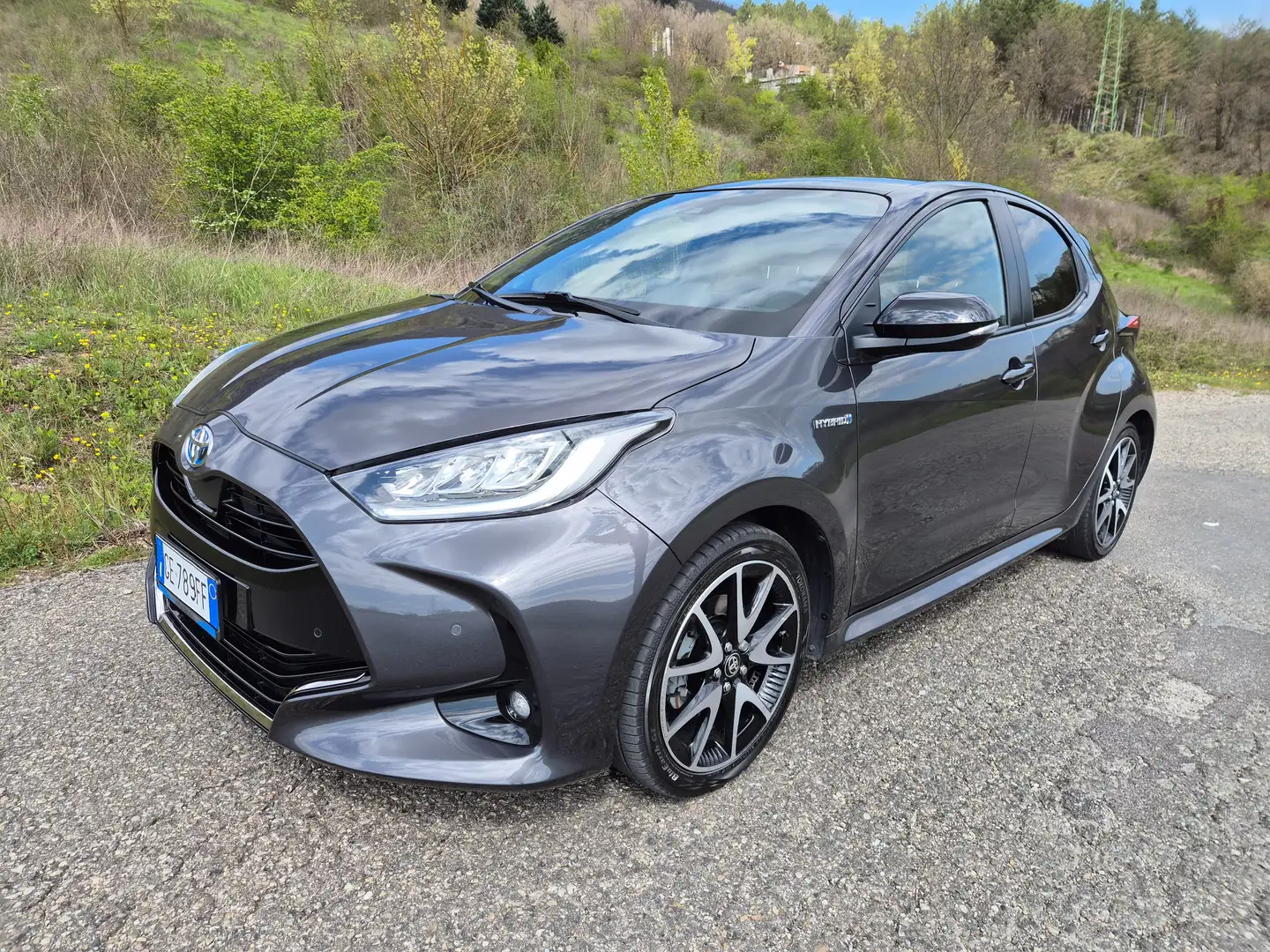 Toyota Yaris Yaris 1.5h Lounge Gris - 2