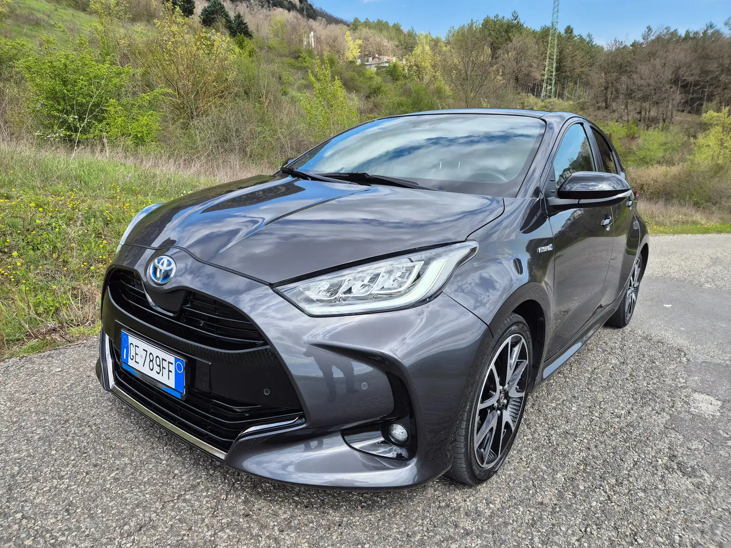 Toyota Yaris Yaris 1.5h Lounge Gris - 1