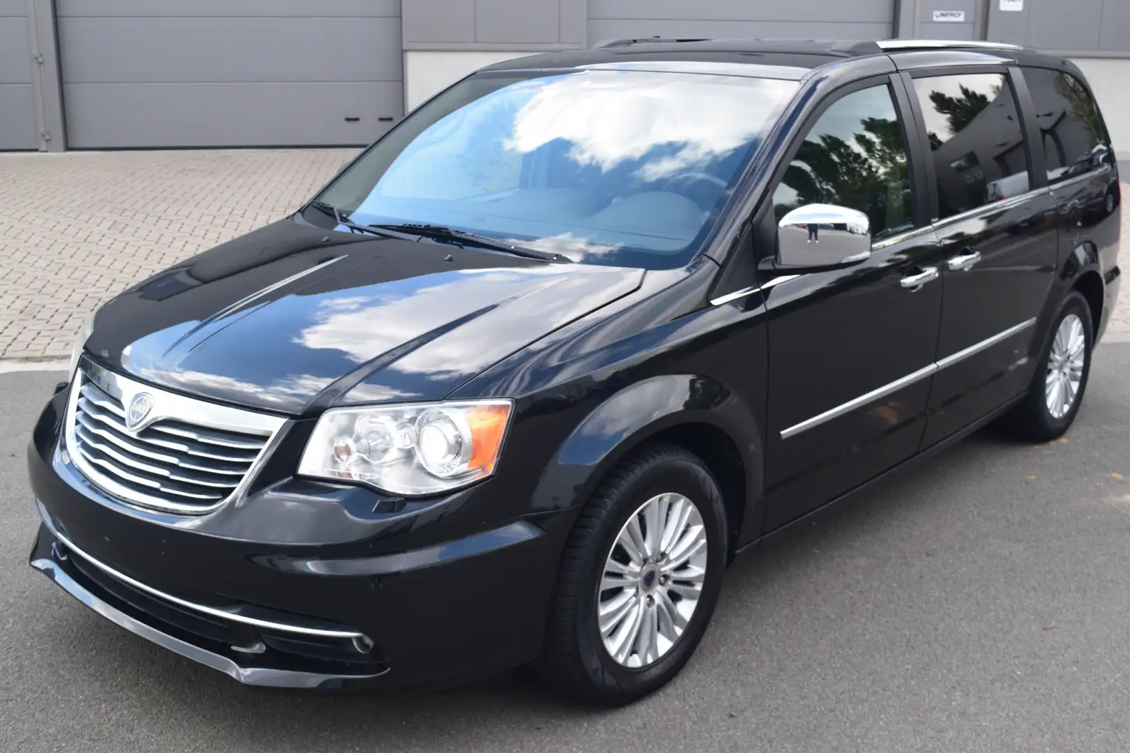 Lancia Voyager 2.8 MultiJet Platinum Zwart - 1