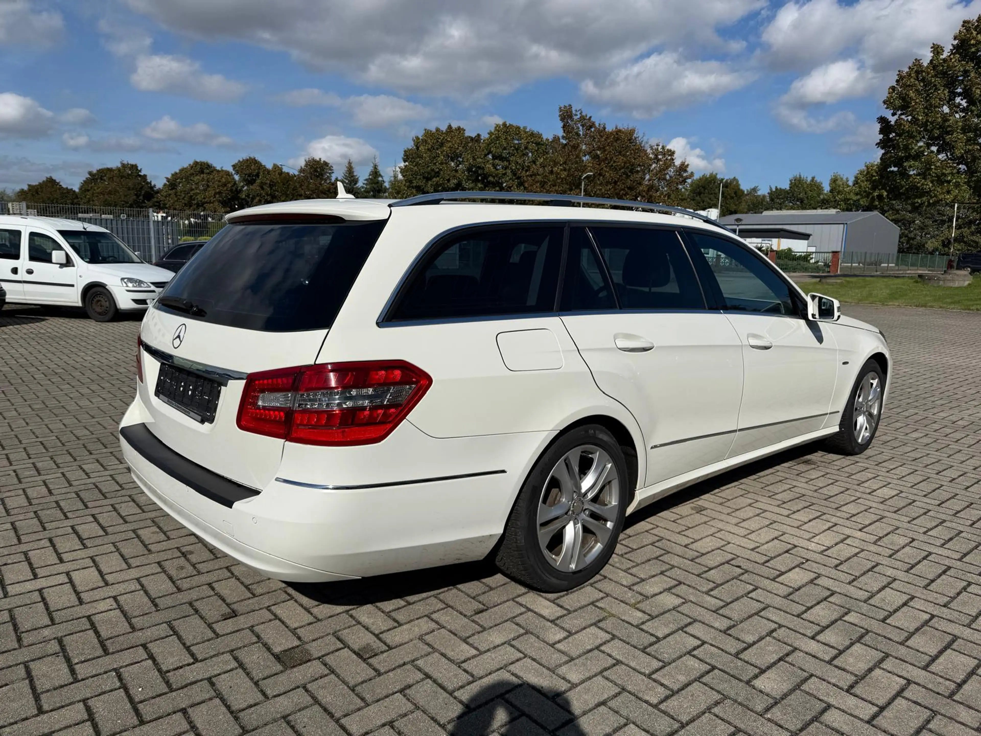 Mercedes-Benz E 200 E 200 CGI BlueEfficiency (212.248) — photo 4