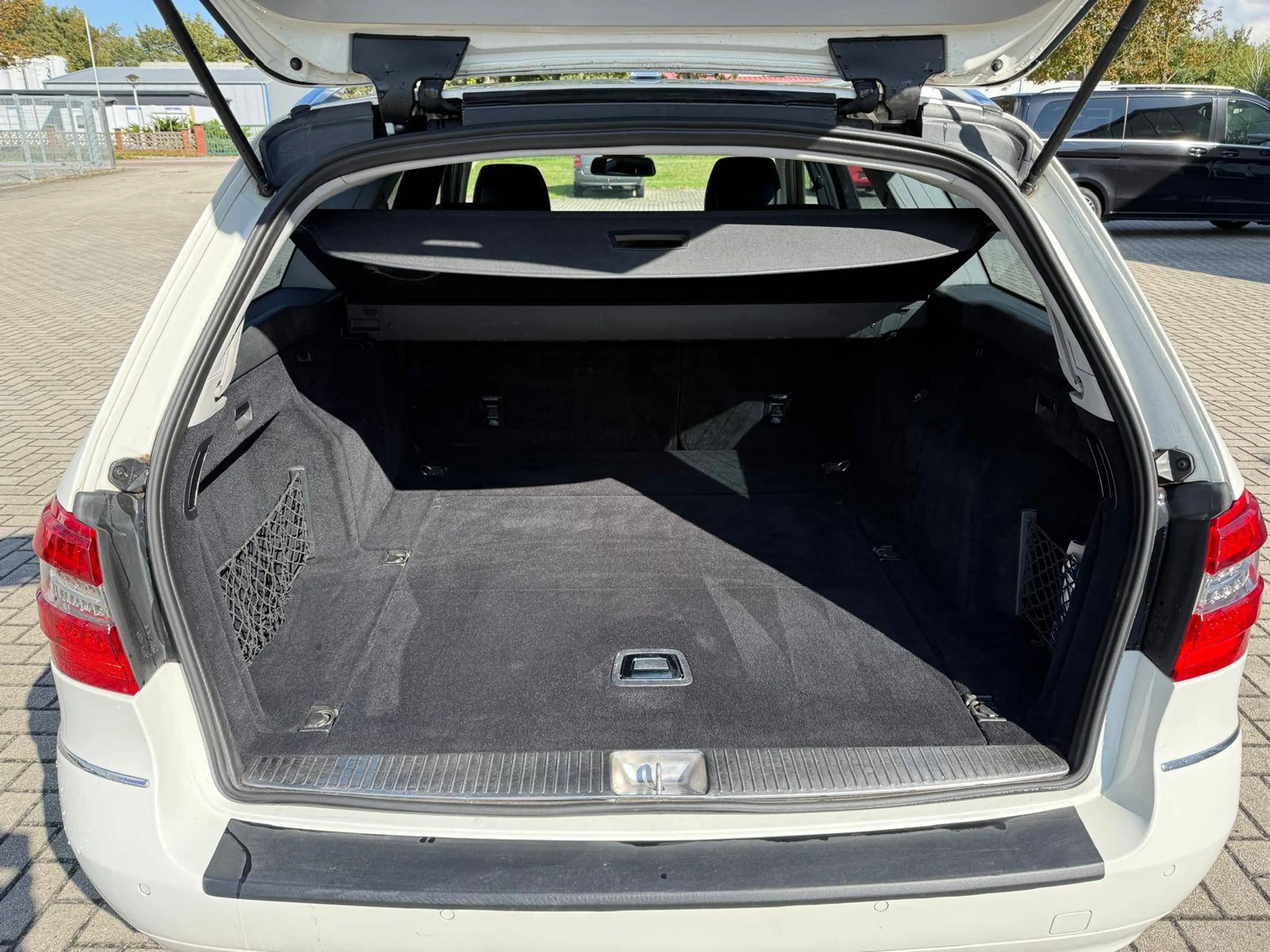 Mercedes-Benz E 200 E 200 CGI BlueEfficiency (212.248) — photo 10