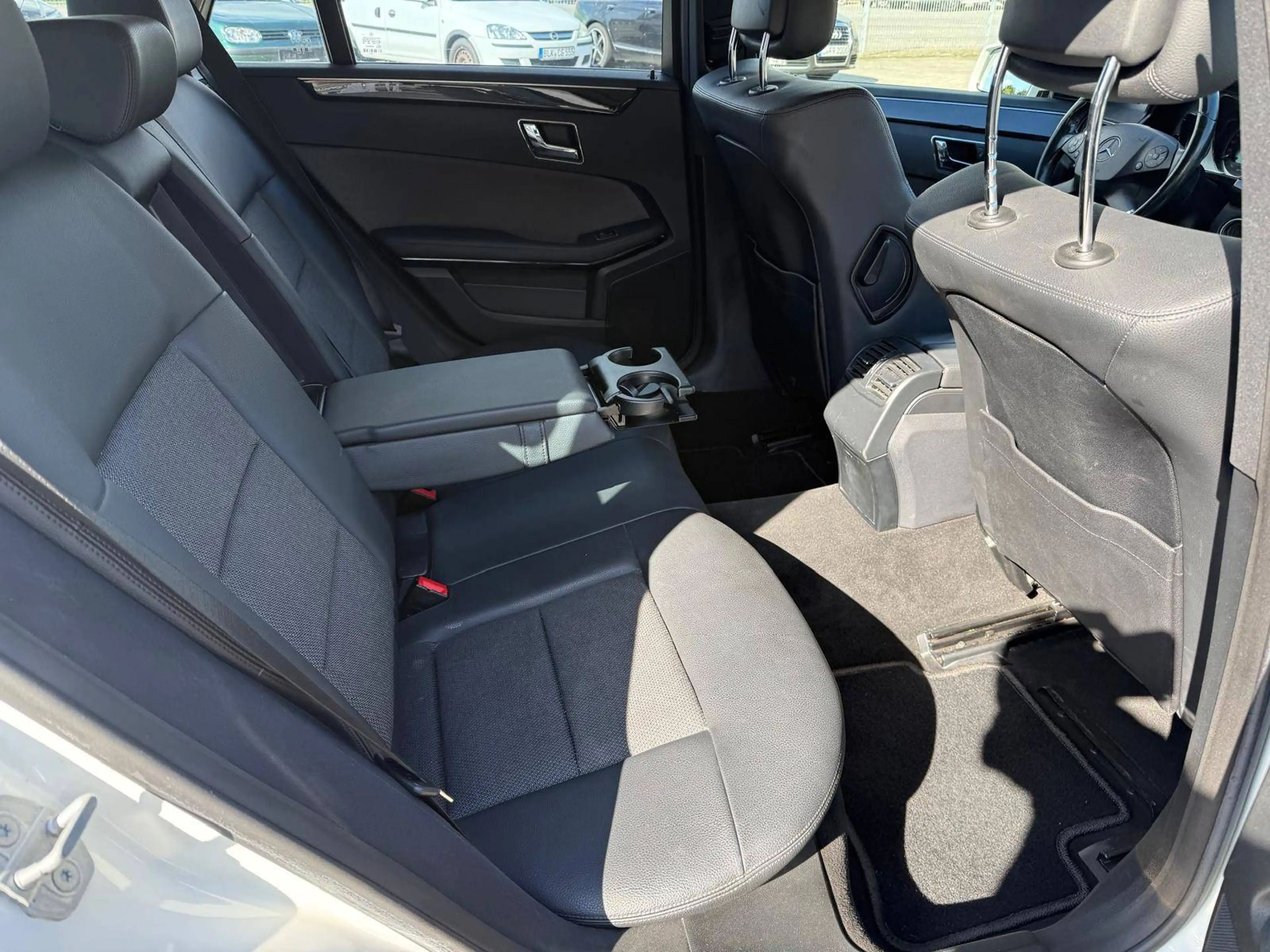 Mercedes-Benz E 200 E 200 CGI BlueEfficiency (212.248) — photo 9