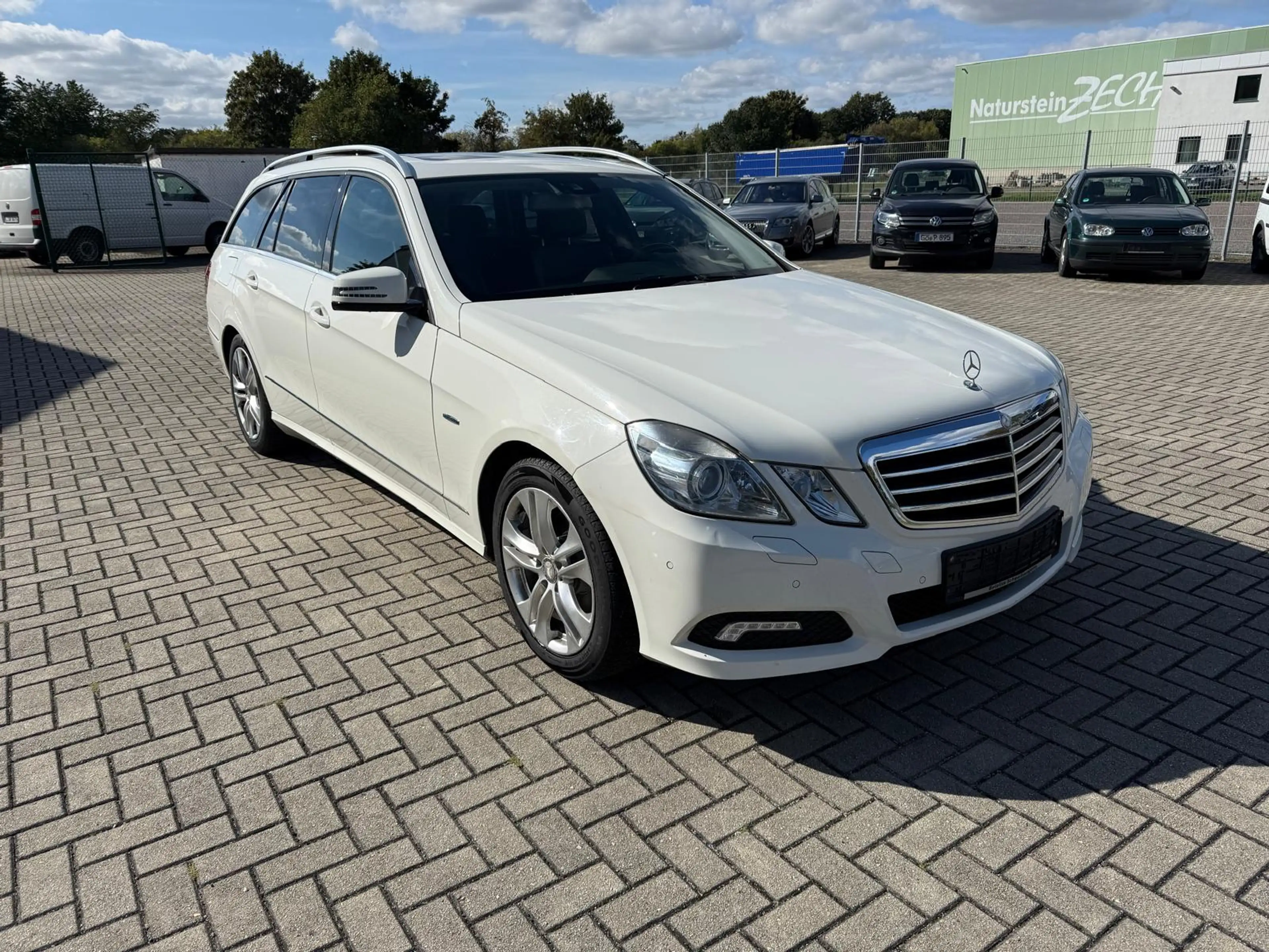 Mercedes-Benz E 200 E 200 CGI BlueEfficiency (212.248) — photo 2