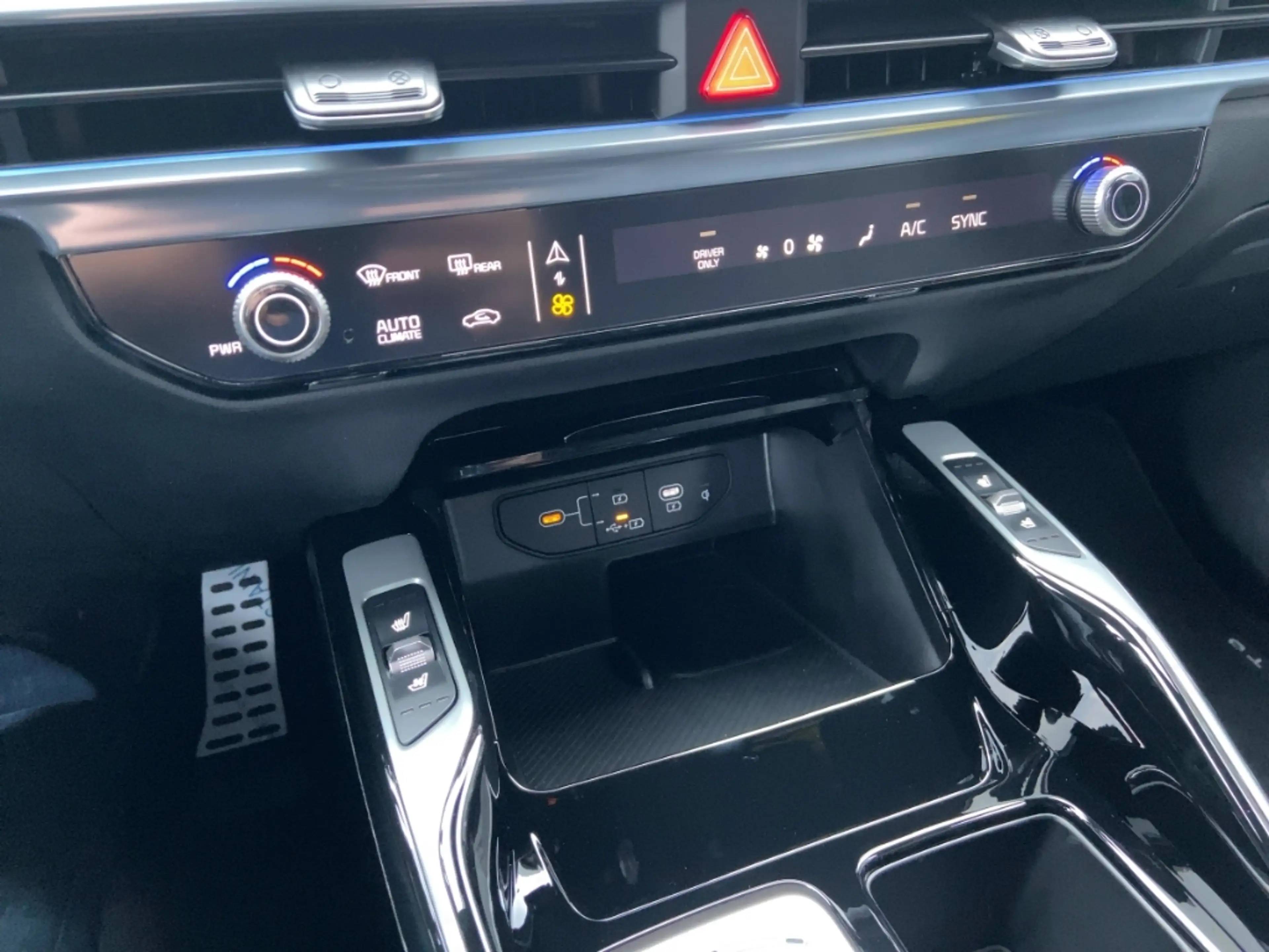 Kia Sorento Platinum PHEV 1.6T AWD Nappa Premium Glasd. — photo 17