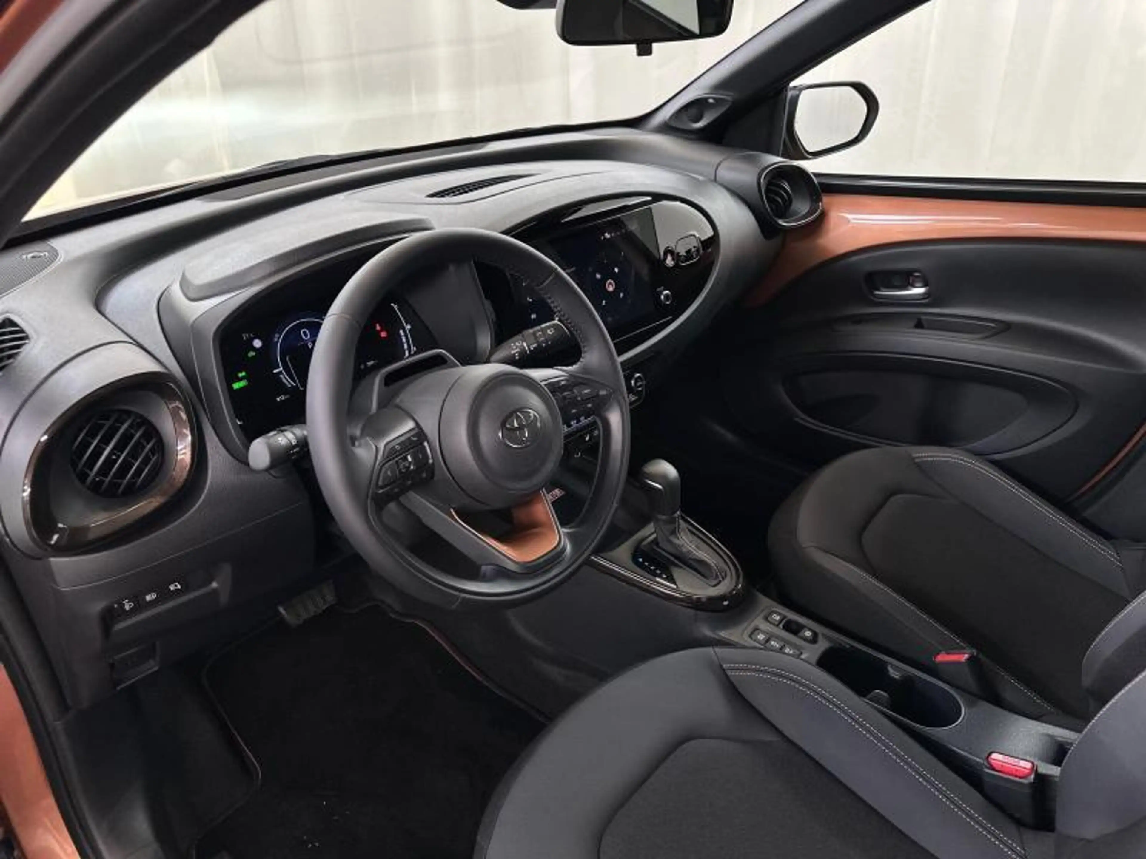 Toyota Aygo X HEV Envy Air — photo 18