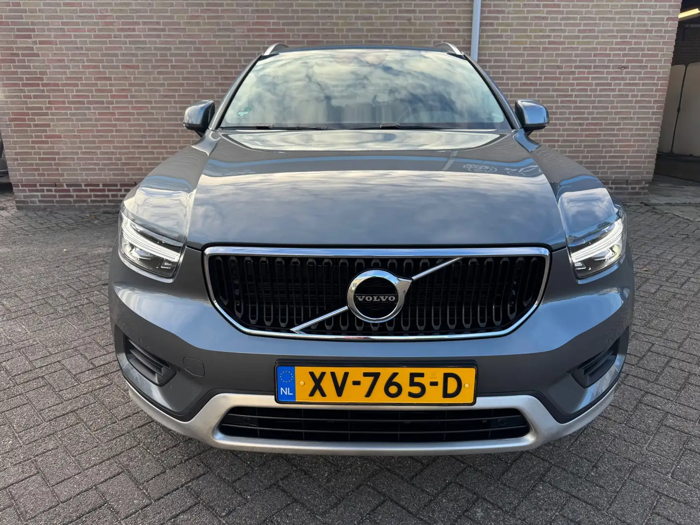 Volvo XC40 2.0 T4 Momentum Gris - 2