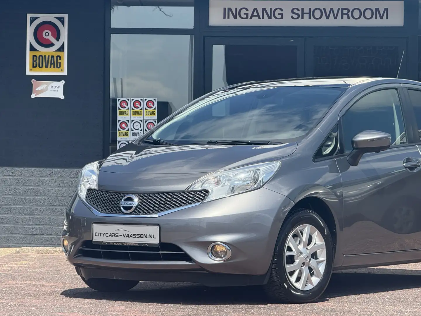 Nissan Note 1.2 Tekna 81 PK full options panoramadak navigatie Gris - 2