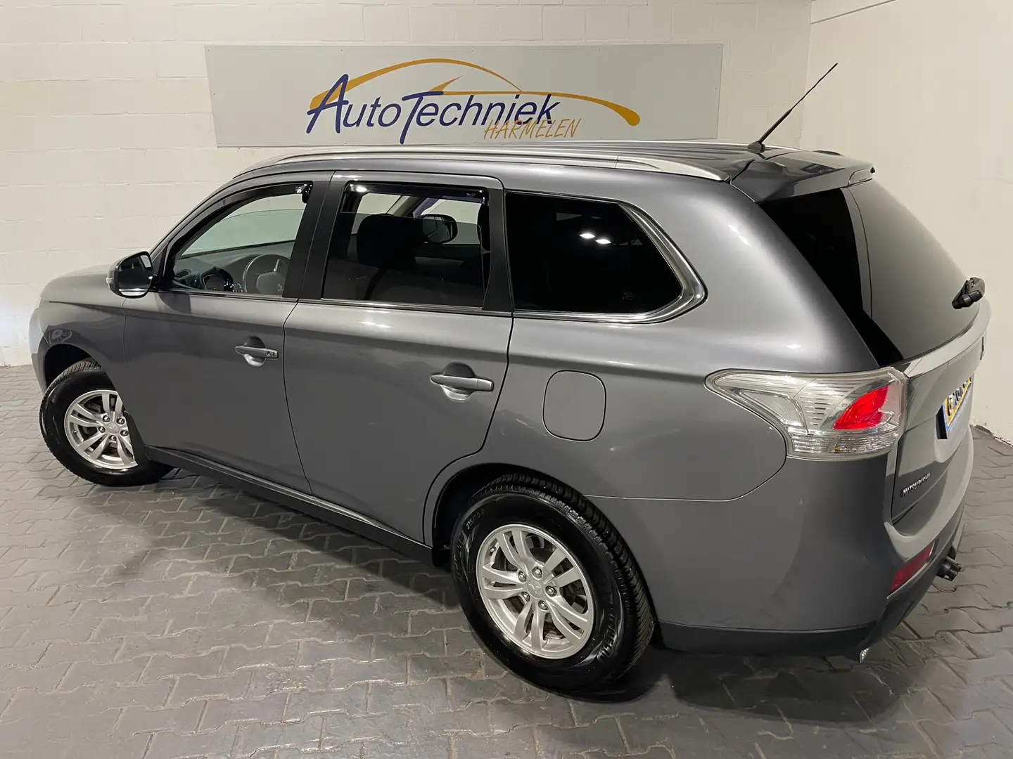 Mitsubishi Outlander 2.0 Aut. *7PERS*NL-Auto*Trekhaak* Grijs - 2