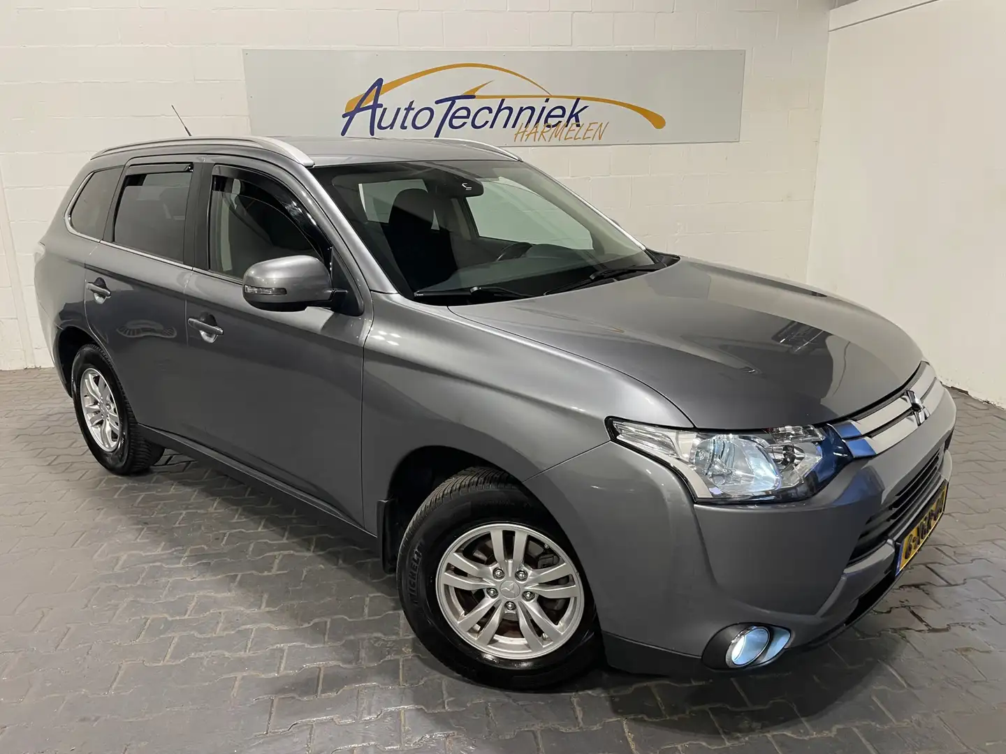 Mitsubishi Outlander 2.0 Aut. *7PERS*NL-Auto*Trekhaak* Grijs - 1