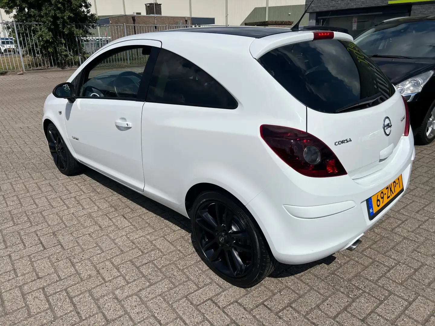 Opel Corsa 1.2-16V Anniversary Edition sport Wit - 2