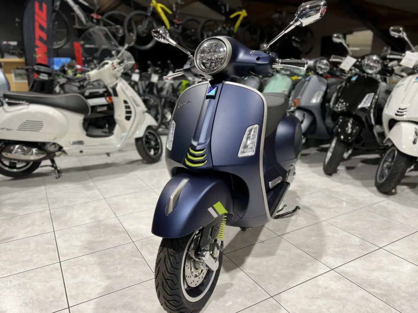 Vespa GTS Super Tech 125 Bleu Matt Blauw - 2