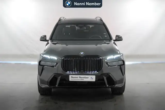 BMW X7 view 2