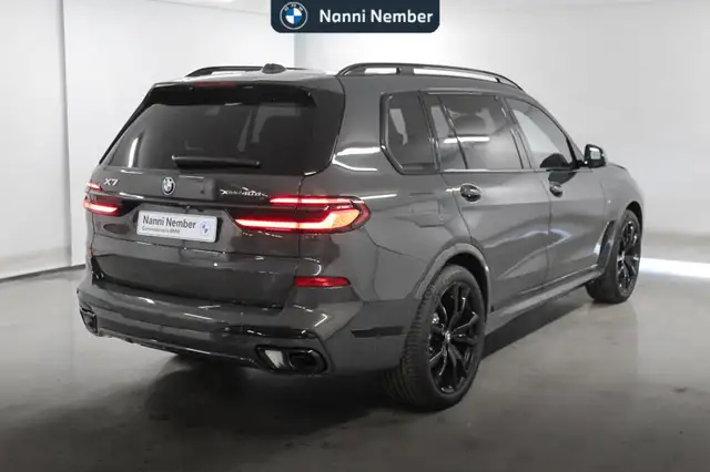 BMW X7 view 3