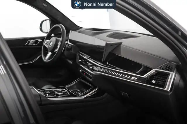 BMW X7 view 8
