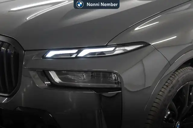 BMW X7 view 5