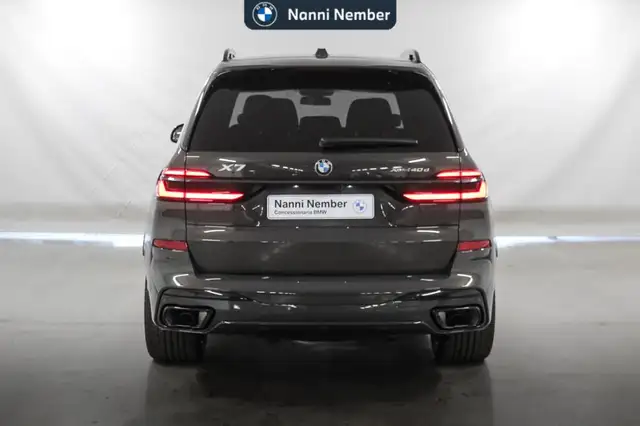 BMW X7 view 4