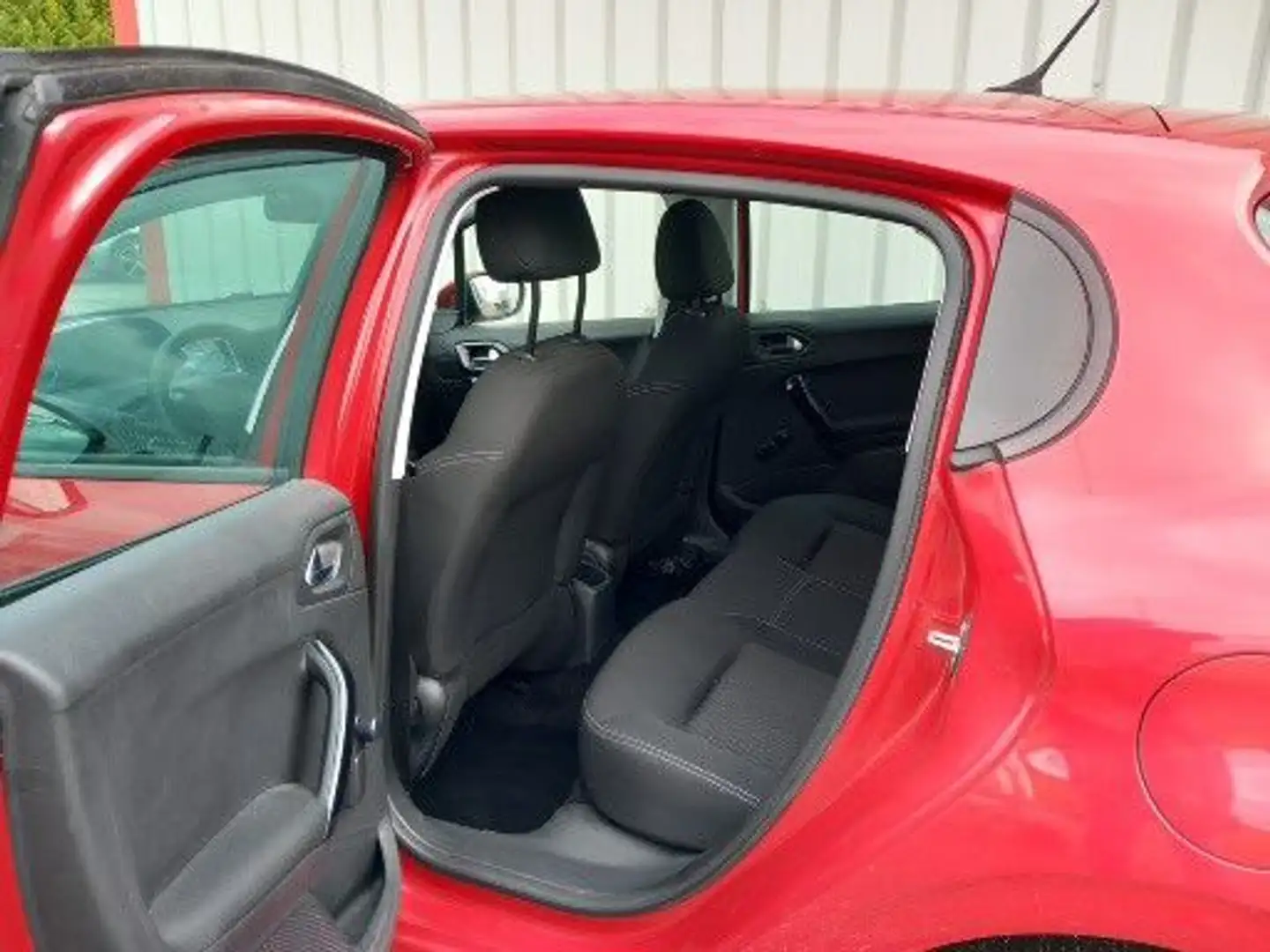 Peugeot 208 1.2 PURETECH 82 STYLE Rood - 2