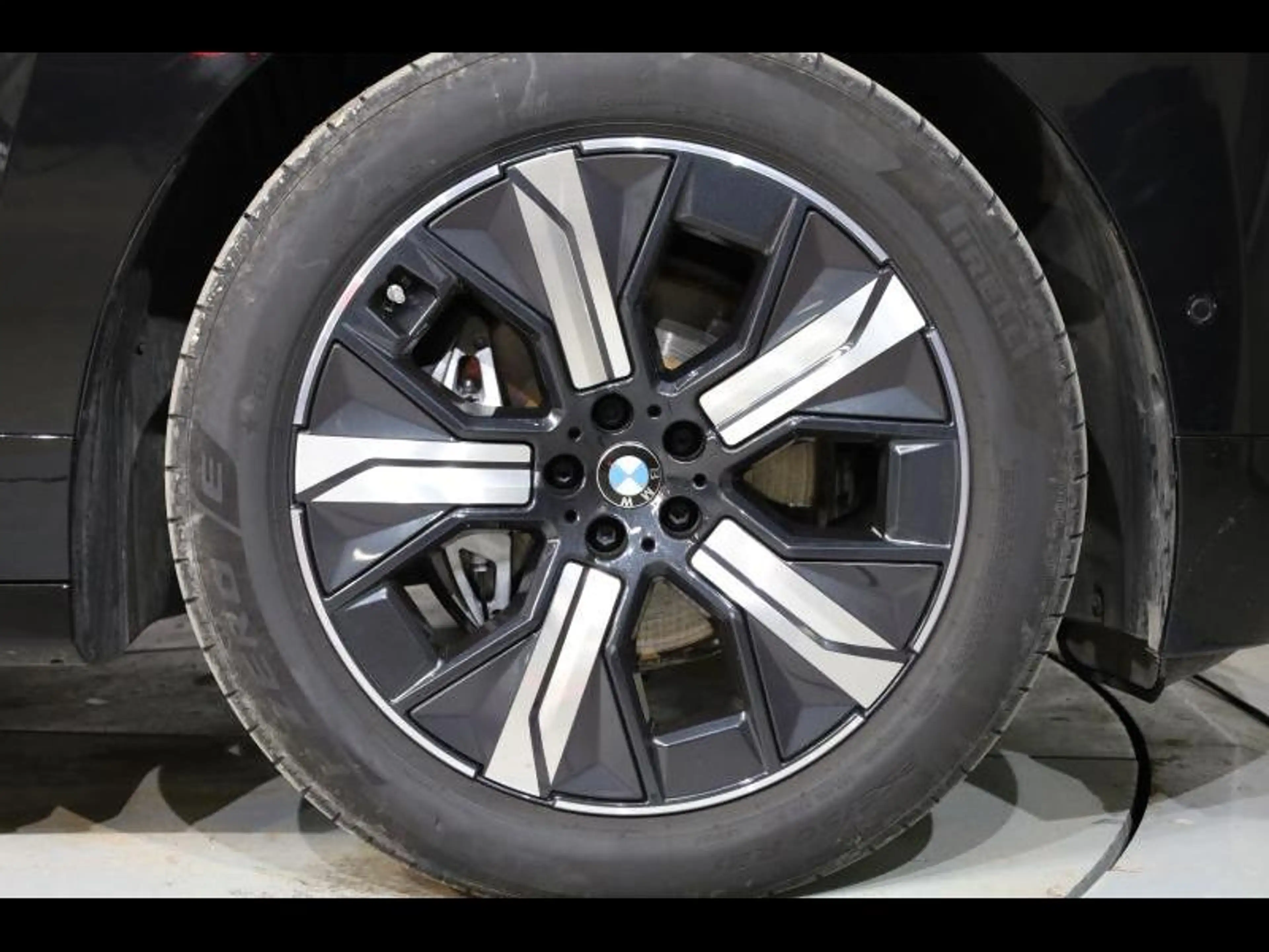 BMW iX xDrive45 — photo 9