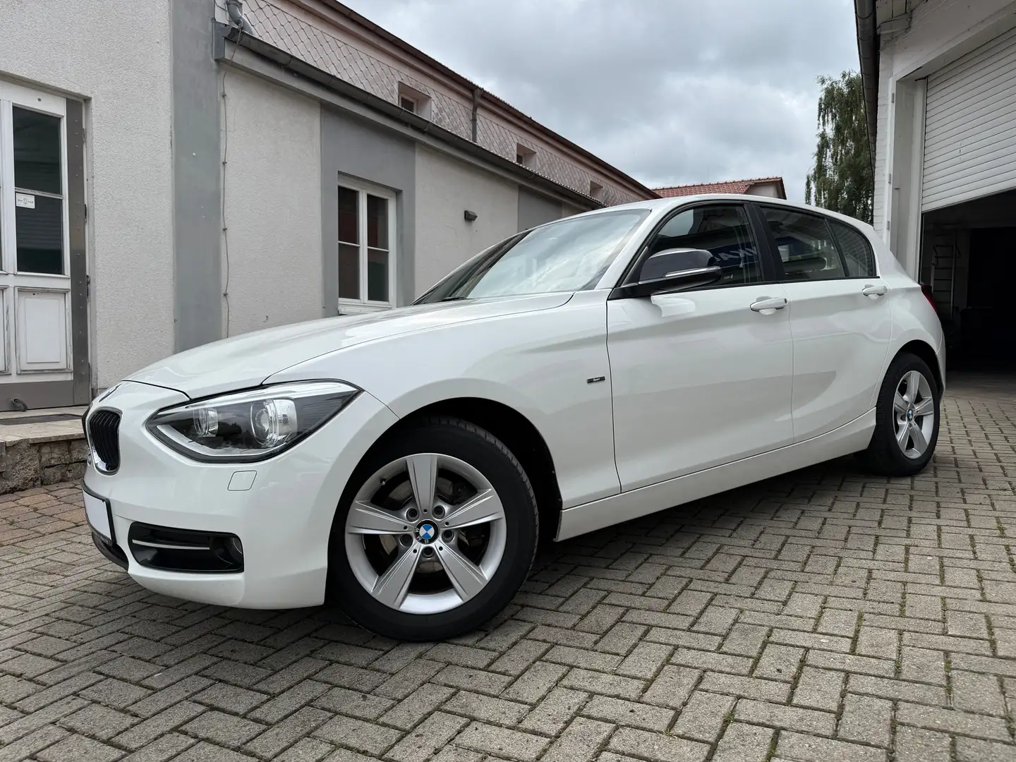 BMW 116 116 d/Sportline/Navi./Scheckheftge. Tüv 05/26 White - 1