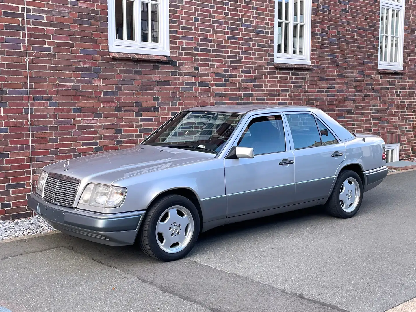 Mercedes-Benz E 280 E-Klasse *** besondere Ausstattung Silber - 1