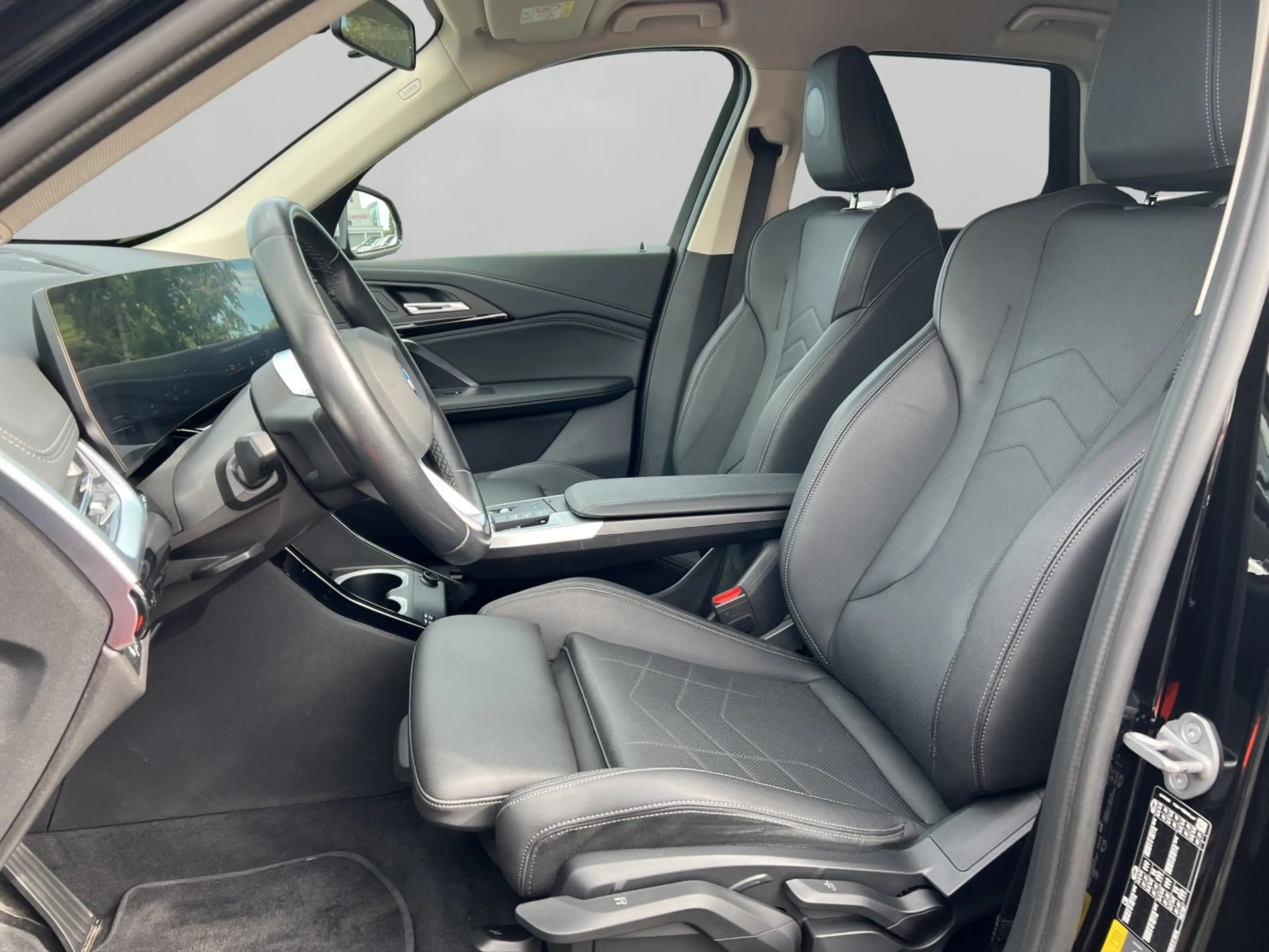 BMW iX1 xDrive30 — photo 5