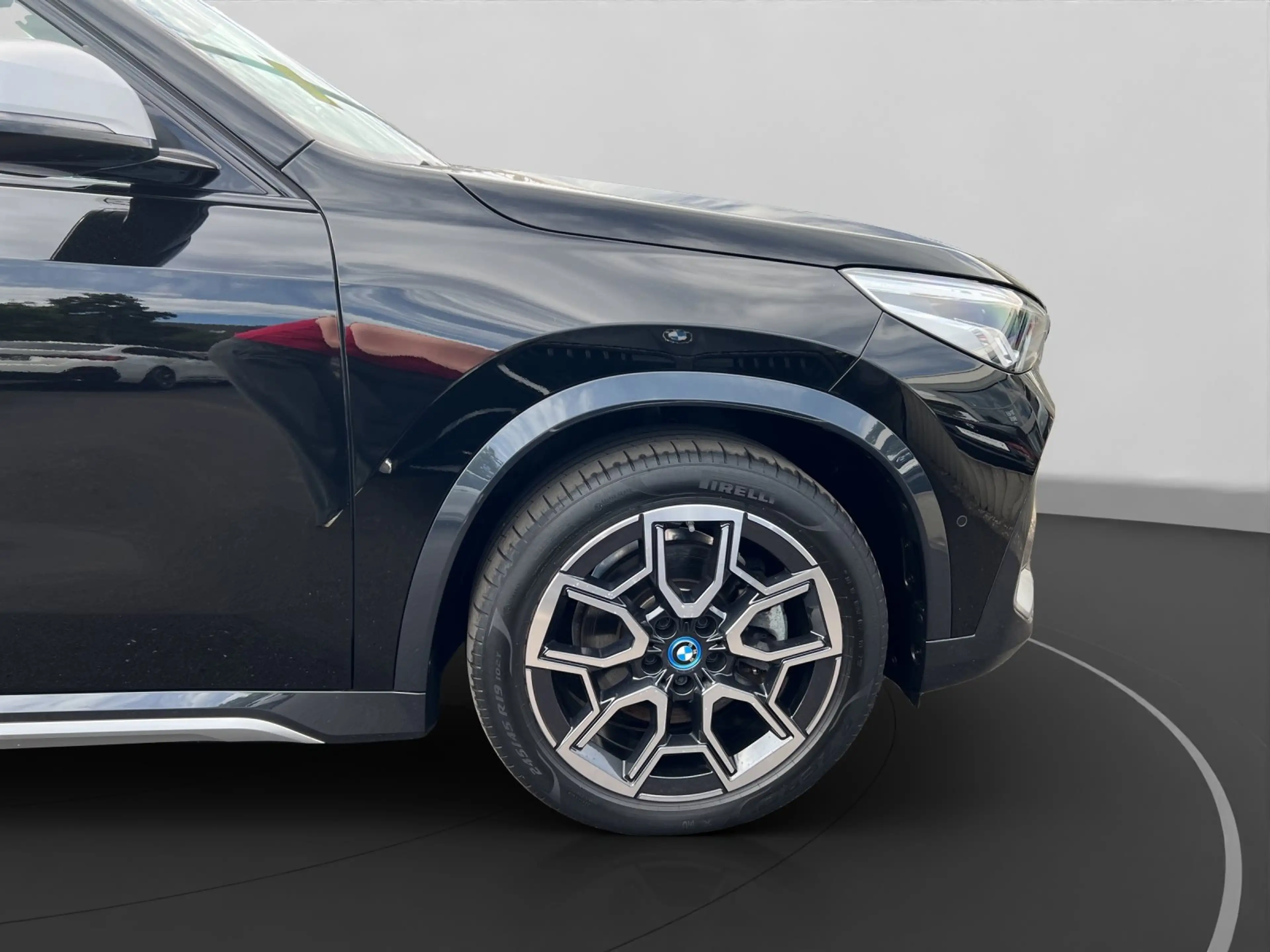 BMW iX1 xDrive30 — photo 12