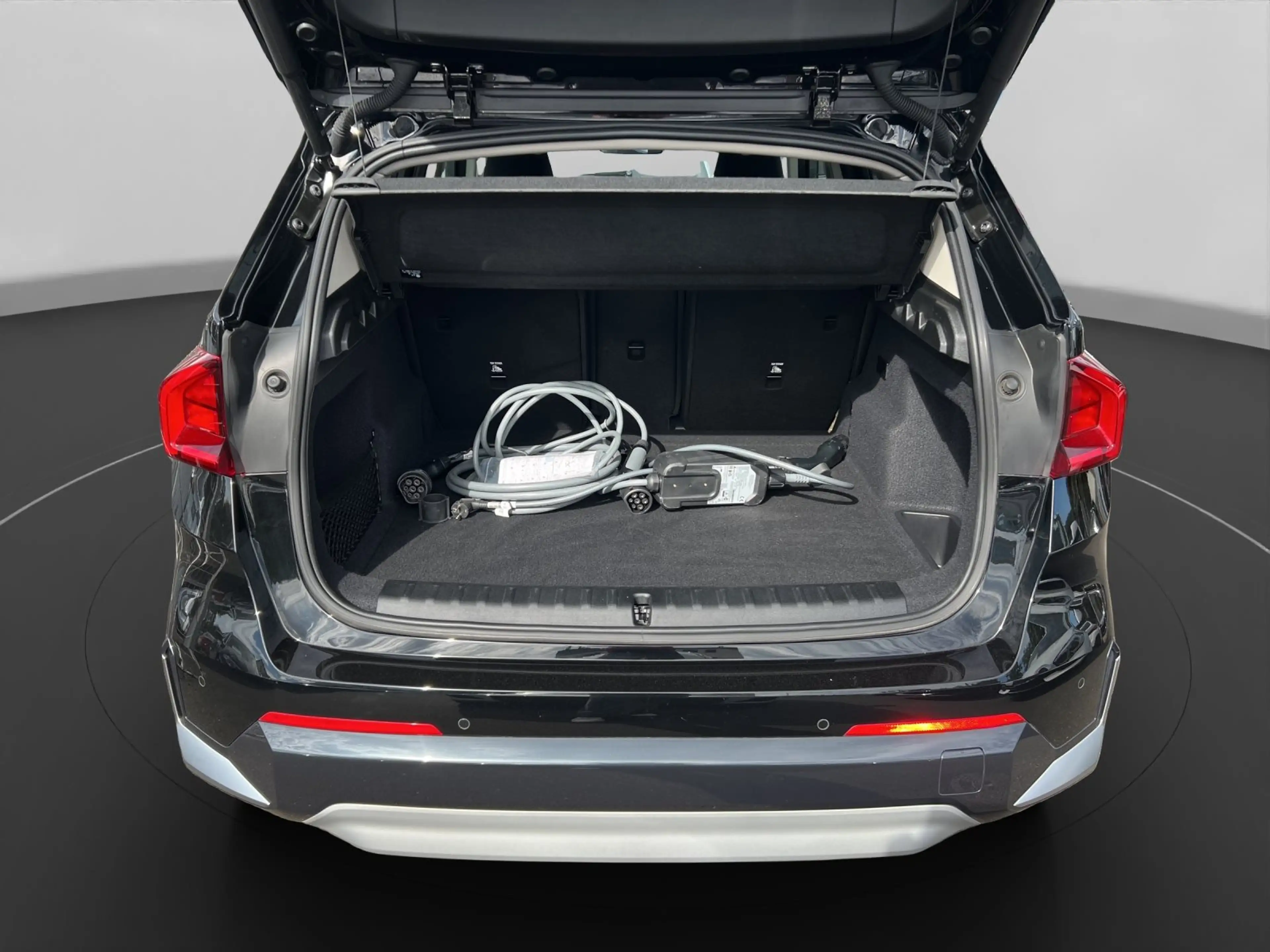 BMW iX1 xDrive30 — photo 11