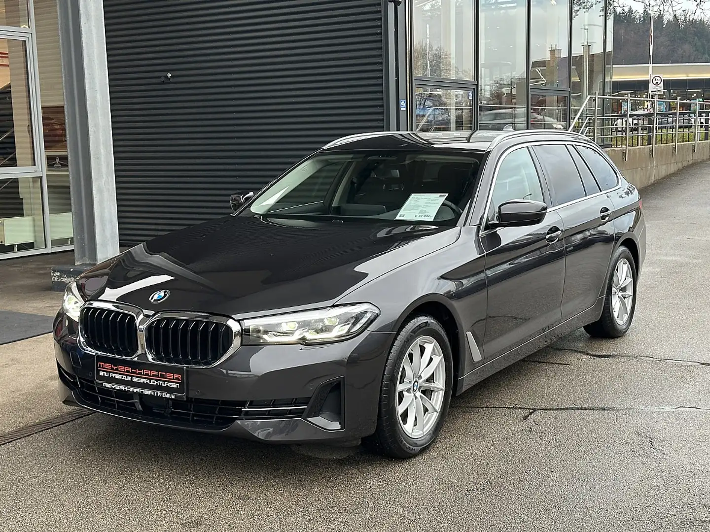 BMW 520 d Touring xDrive Aut. / AHK / Sportsitz / STHZ Grau - 1