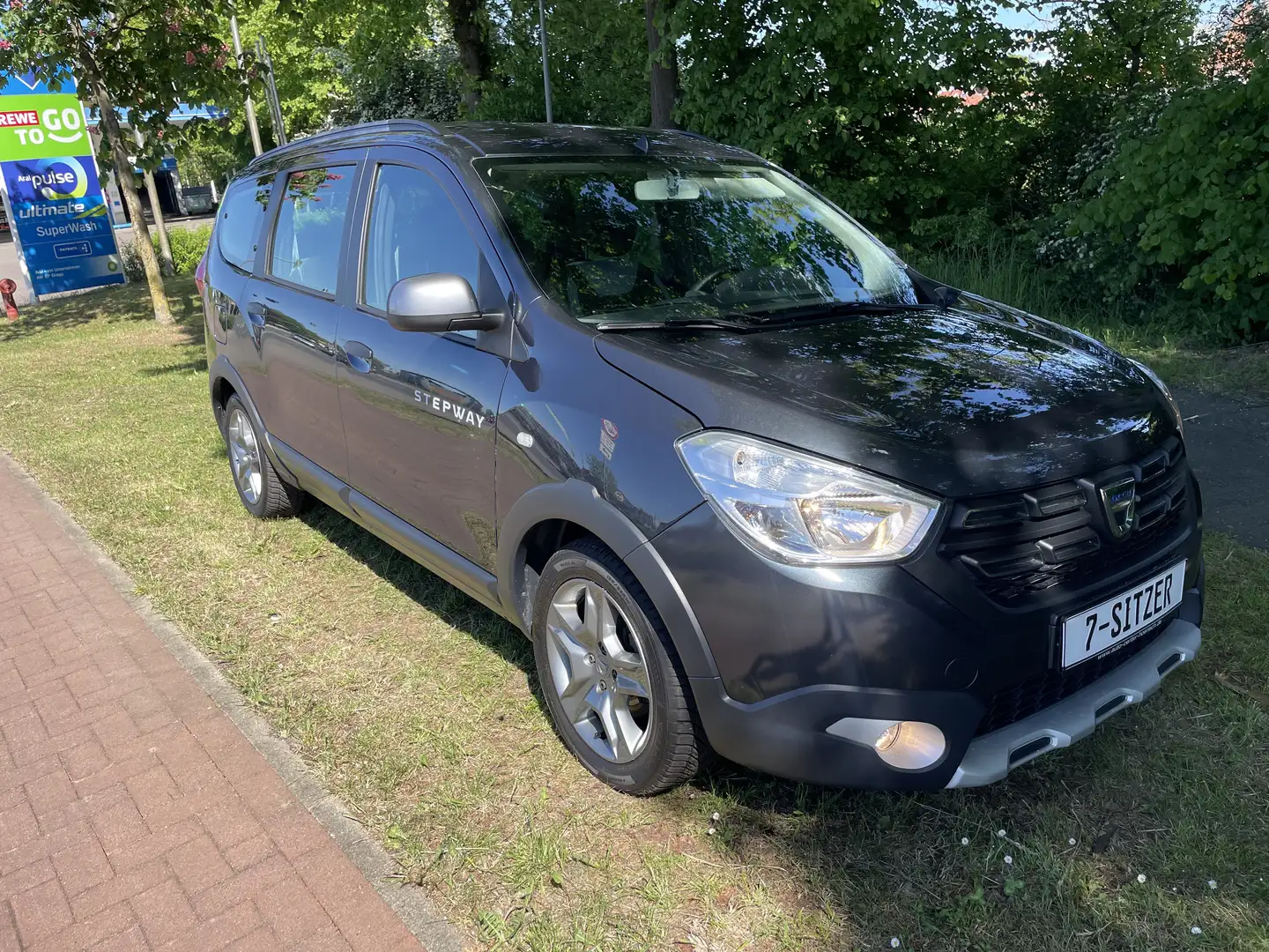 Dacia Lodgy 1,3 ltr Stepway Plus 7-SITZER/AHK/GJR/KAMERA/APPLE Grau - 1