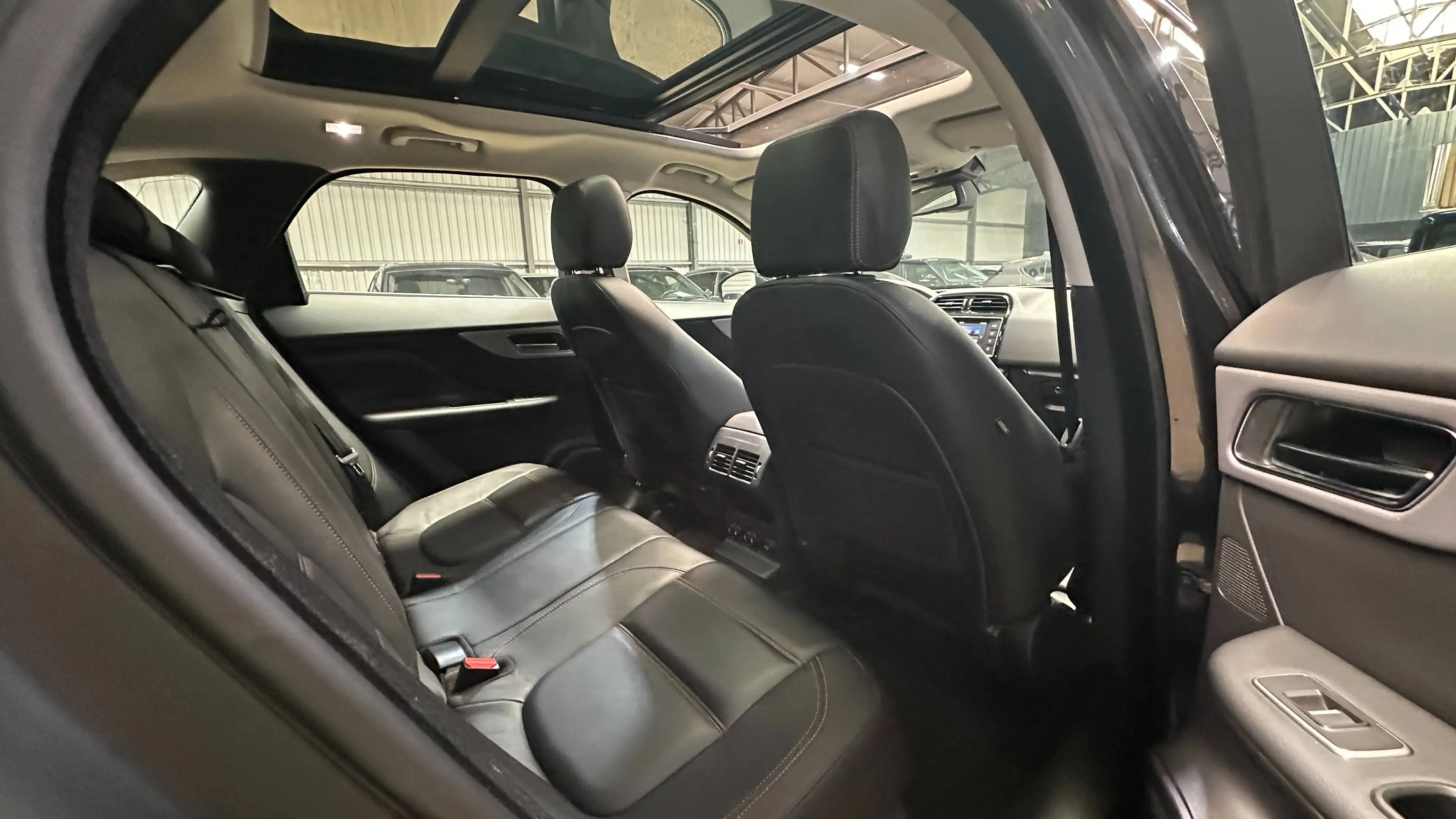 Jaguar F-Pace F-Pace 2.0 D Prestige AWD — photo 15