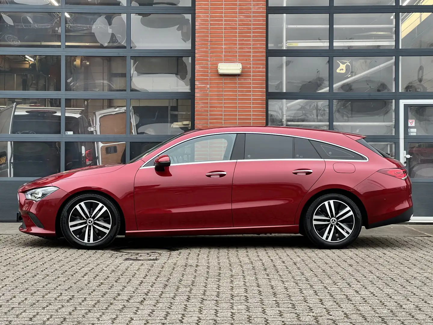 Mercedes-Benz CLA 180 Shooting Brake Luxury-Line | Trekhaak | Sfeerverli Rood - 2